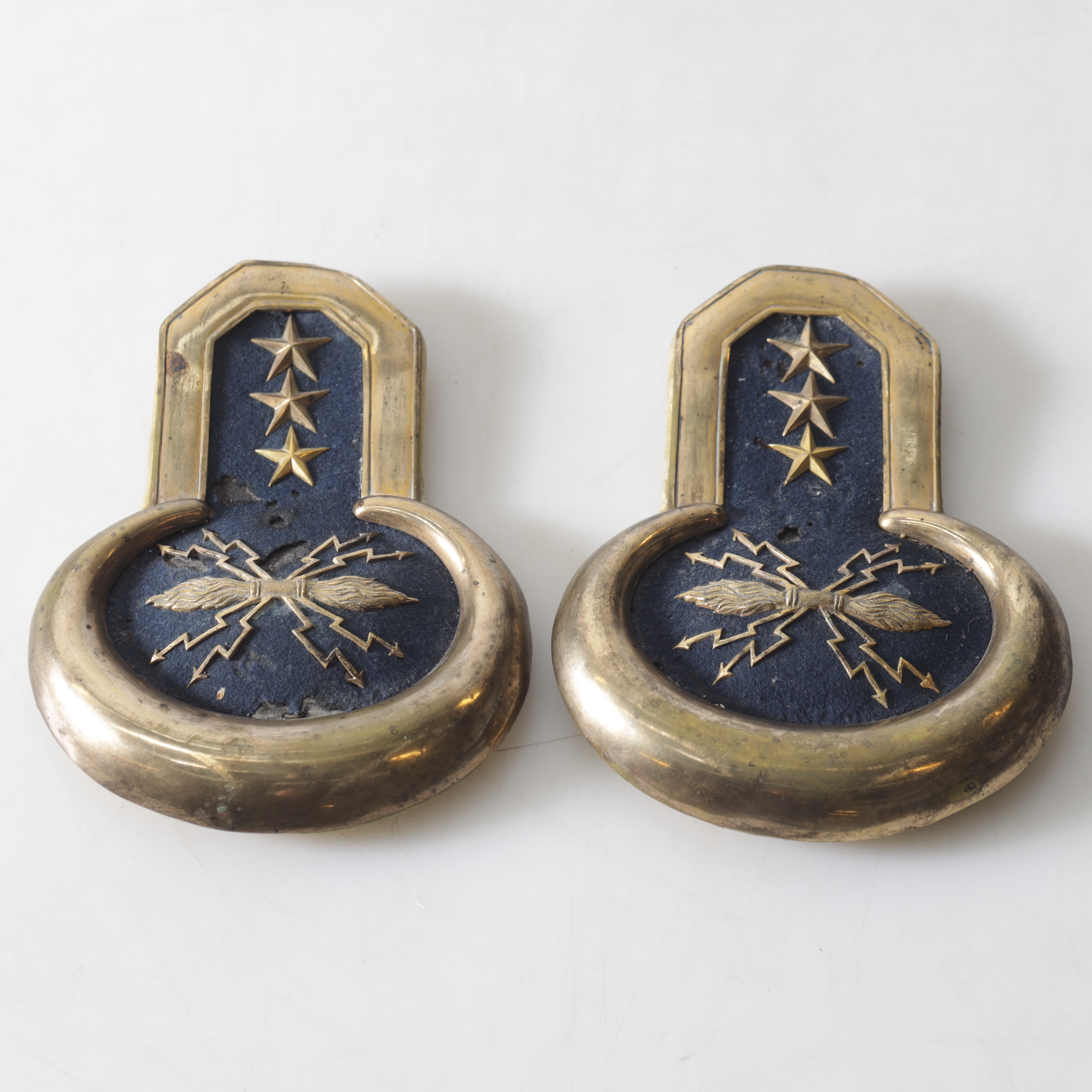 EPÅLETTER, 1 par, m/1827-45 för kaptens grad vid Kungl. Svea Artilleriregemente.