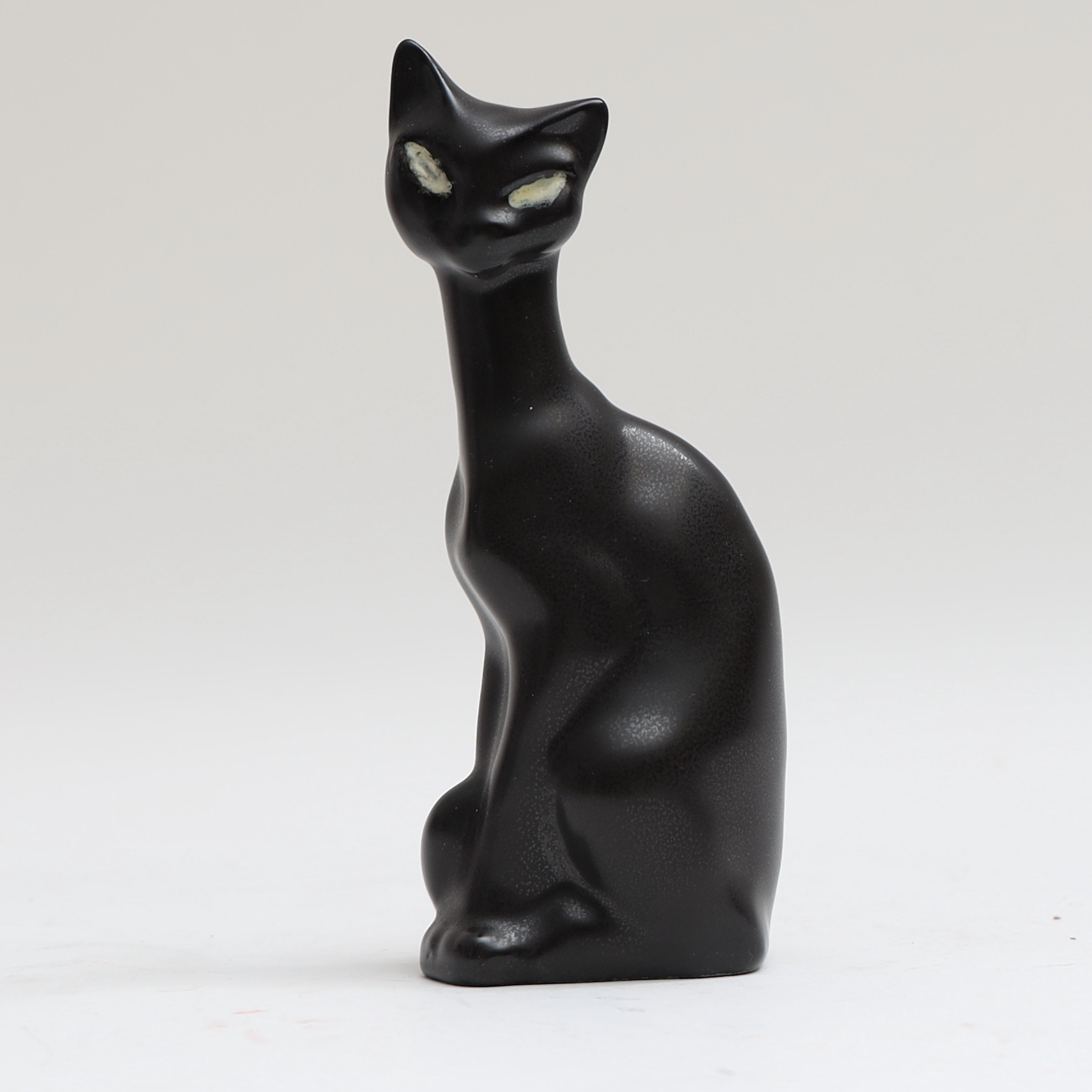 LILLEMOR MANNERHEIM. Skulptur i form av katt, svarglaserad keramik, stämplad.