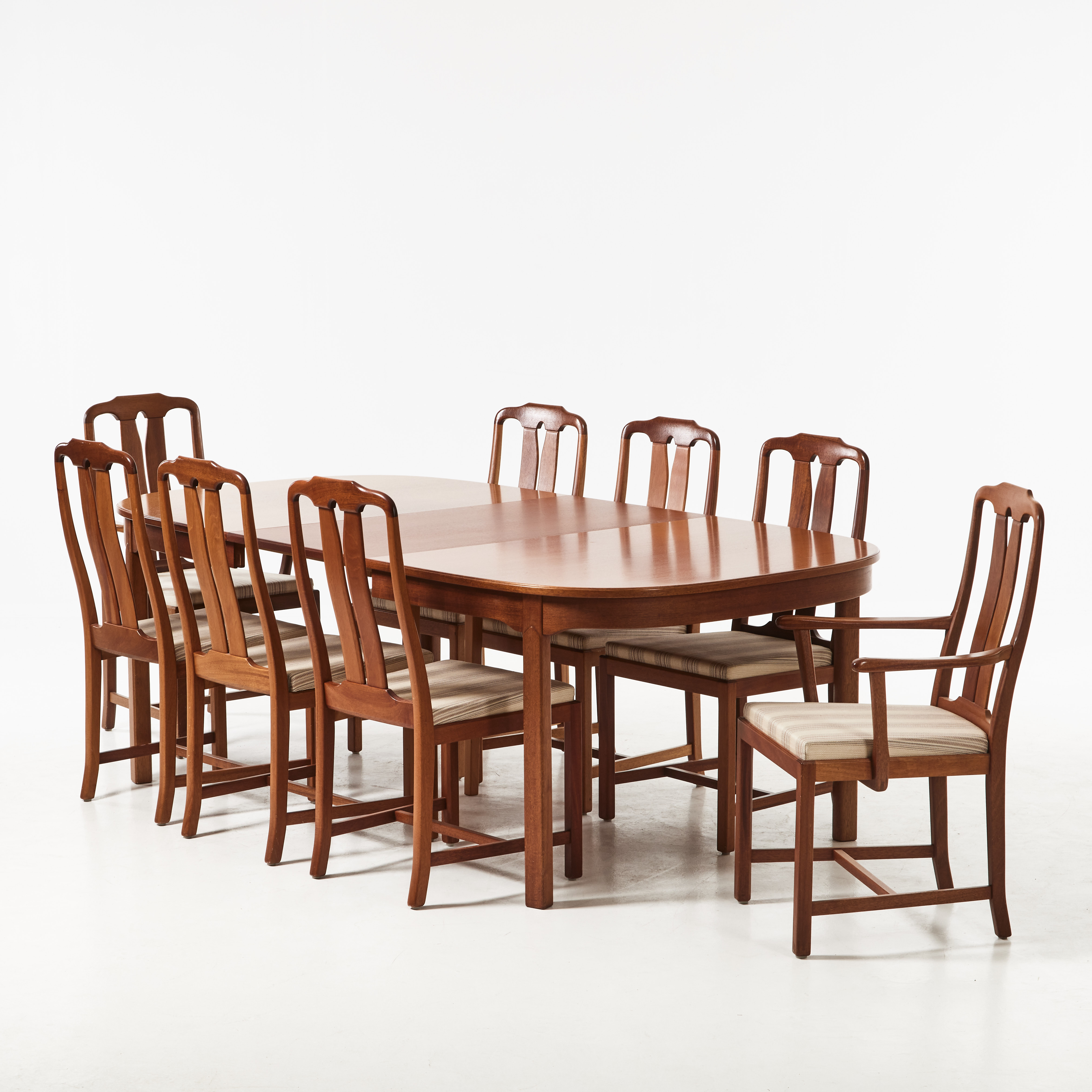 CARL MALMSTEN. "Ambassadör", matsalsmöbel, 9 dlr., fanerade med valnöt, Åfors Möbelfabrik, brännstämpel.