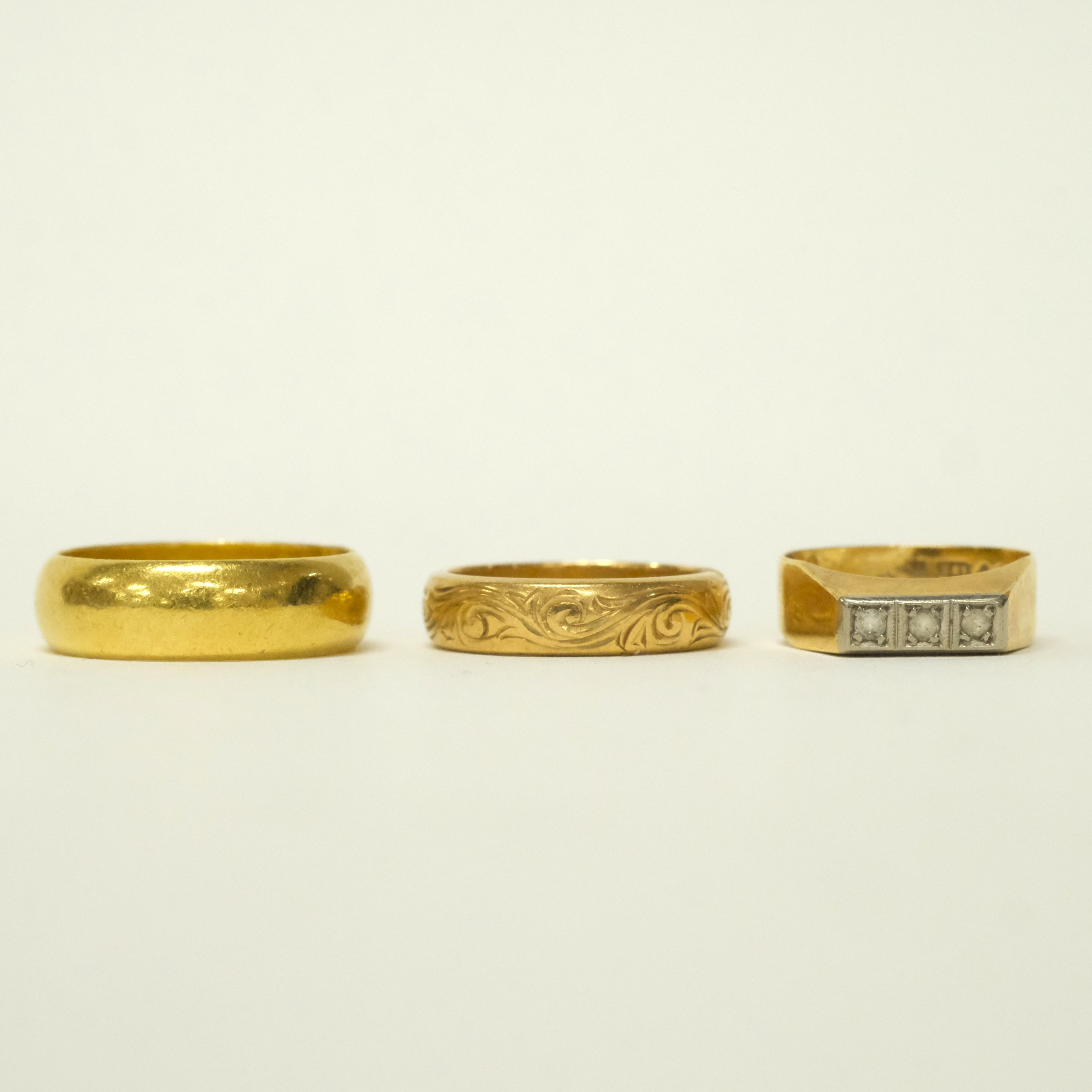 RINGAR, 18- OCH 23K GULD, TRE STYCKEN.