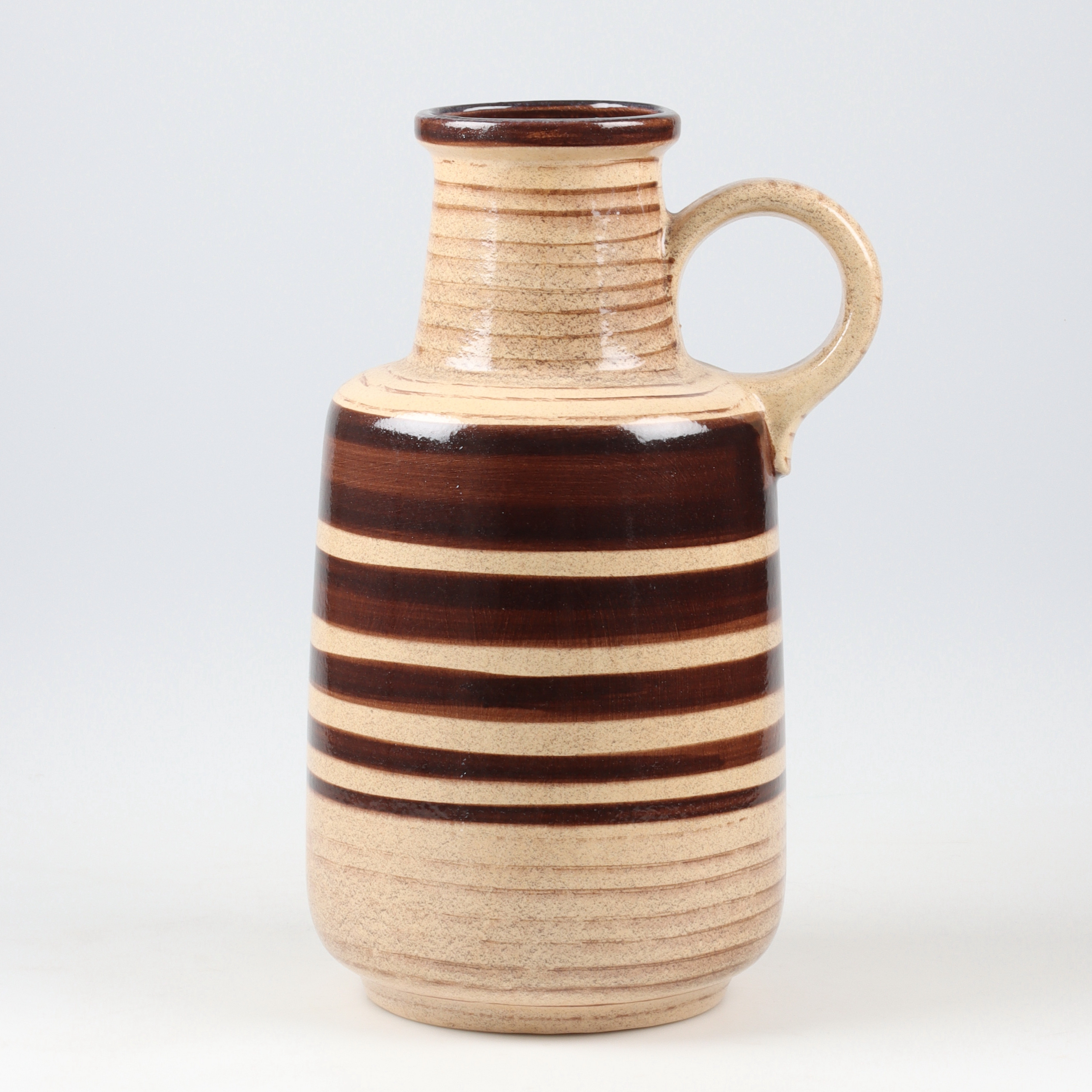 GOLVVAS, med hänkel, keramik, Tyskland, 1900-talets andra hälft.