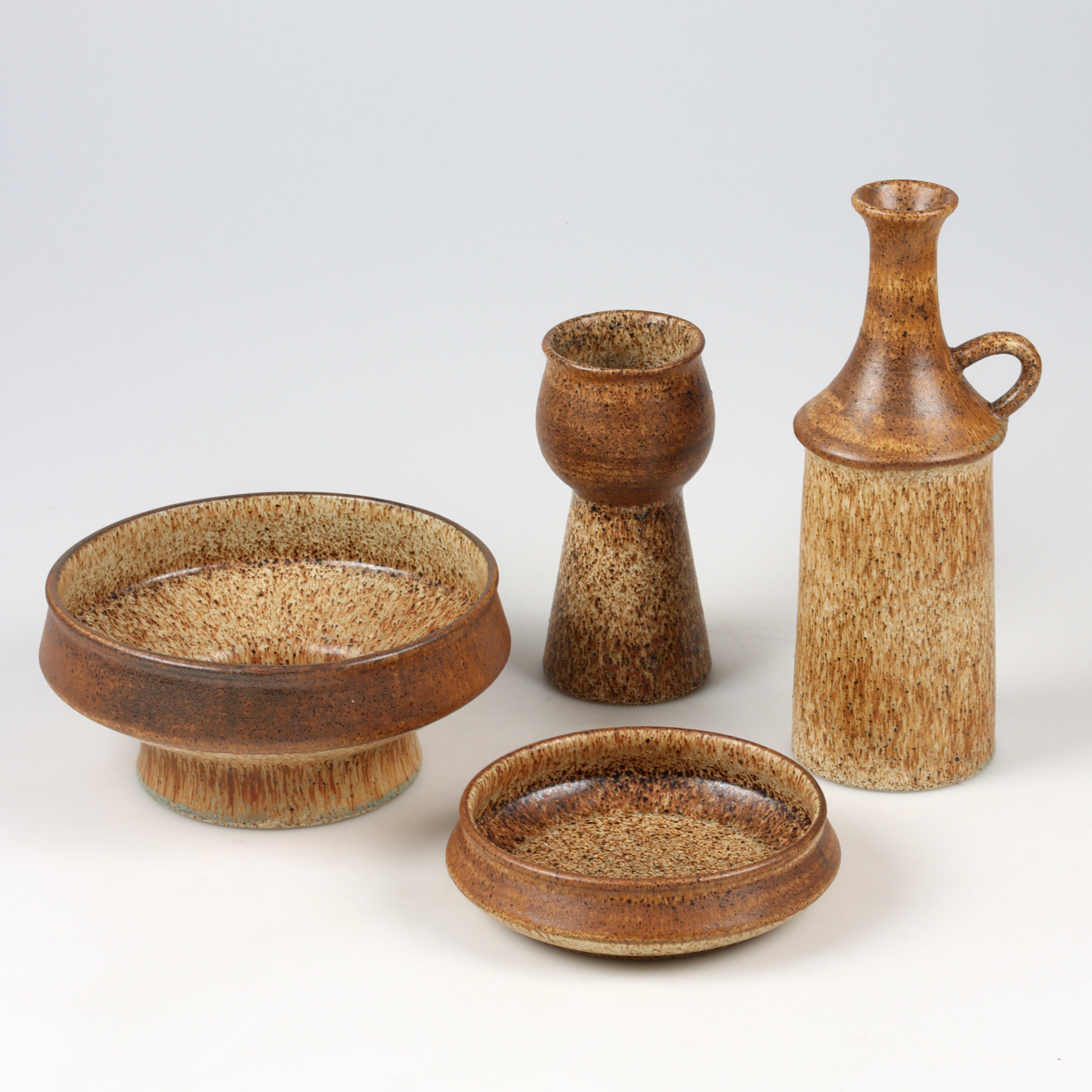 BRUNO KARLSSON. 4 delar, stengods, EGO Ateljé.