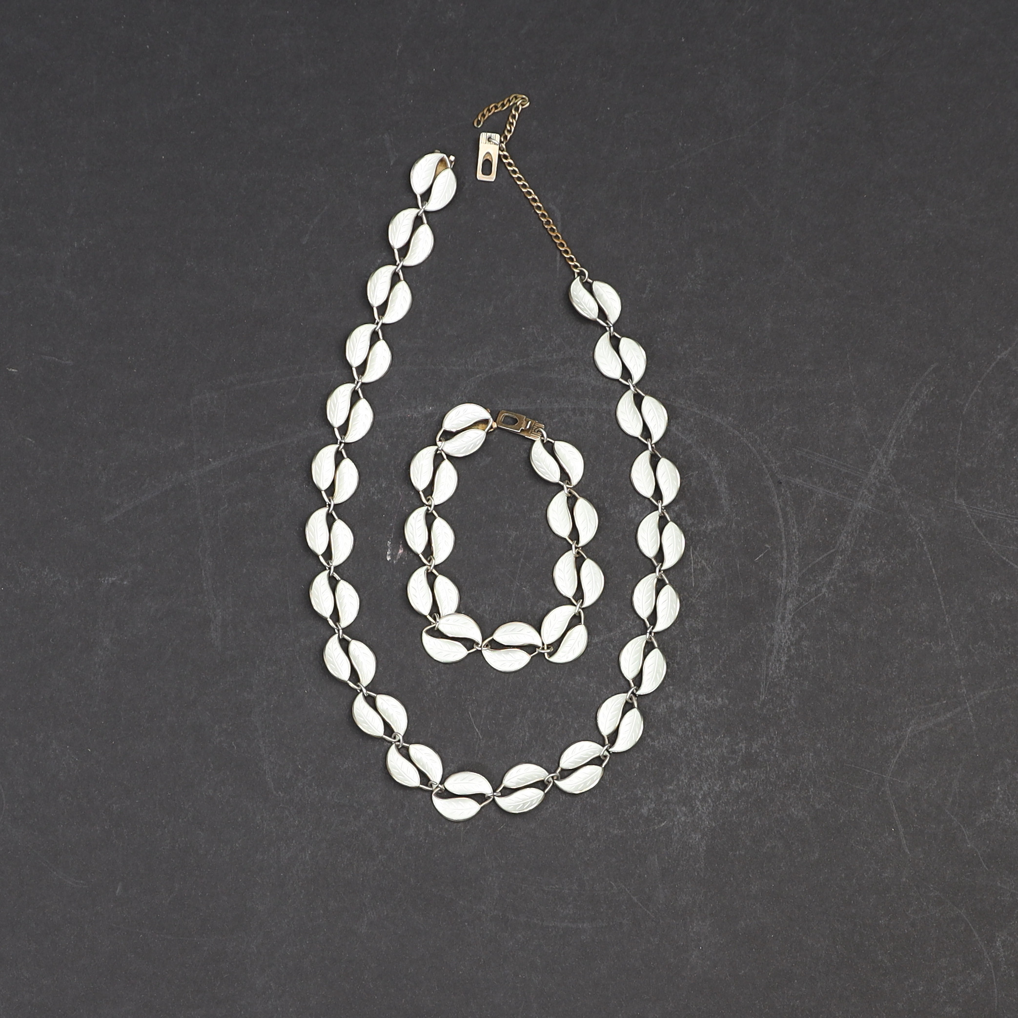 WILLY WINNAESS. För David Andersen, Norge, Sterlingsilver, med emaljerade lövformade länkar.