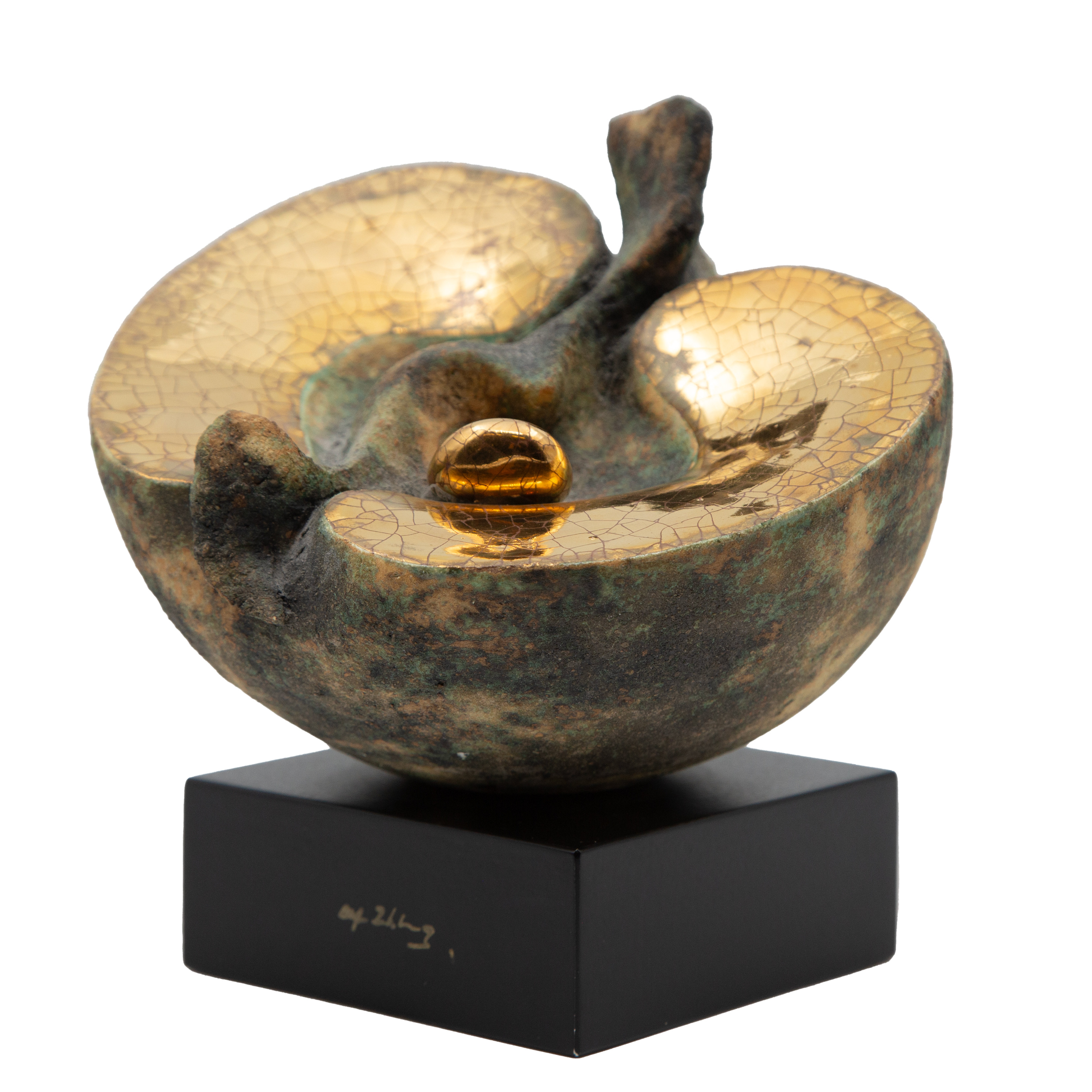 ALF EKBERG. SKULPTUR "ÄPPLE" SIGNERAD, PÅ SOCKEL.