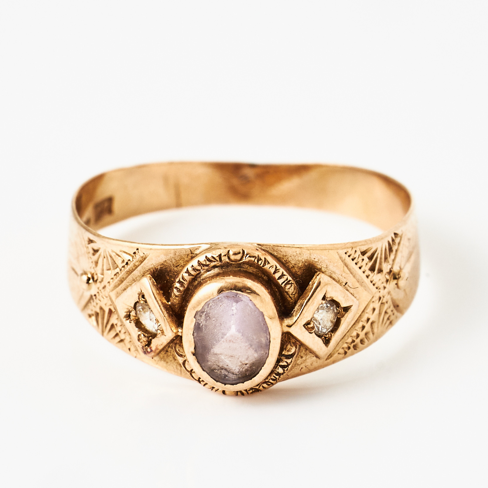RING, 18 k guld, cabochonslipat lila glas, 2 fasettslipade vita stenar, Gustaf Dahlgren & Co, Malmö 1921.