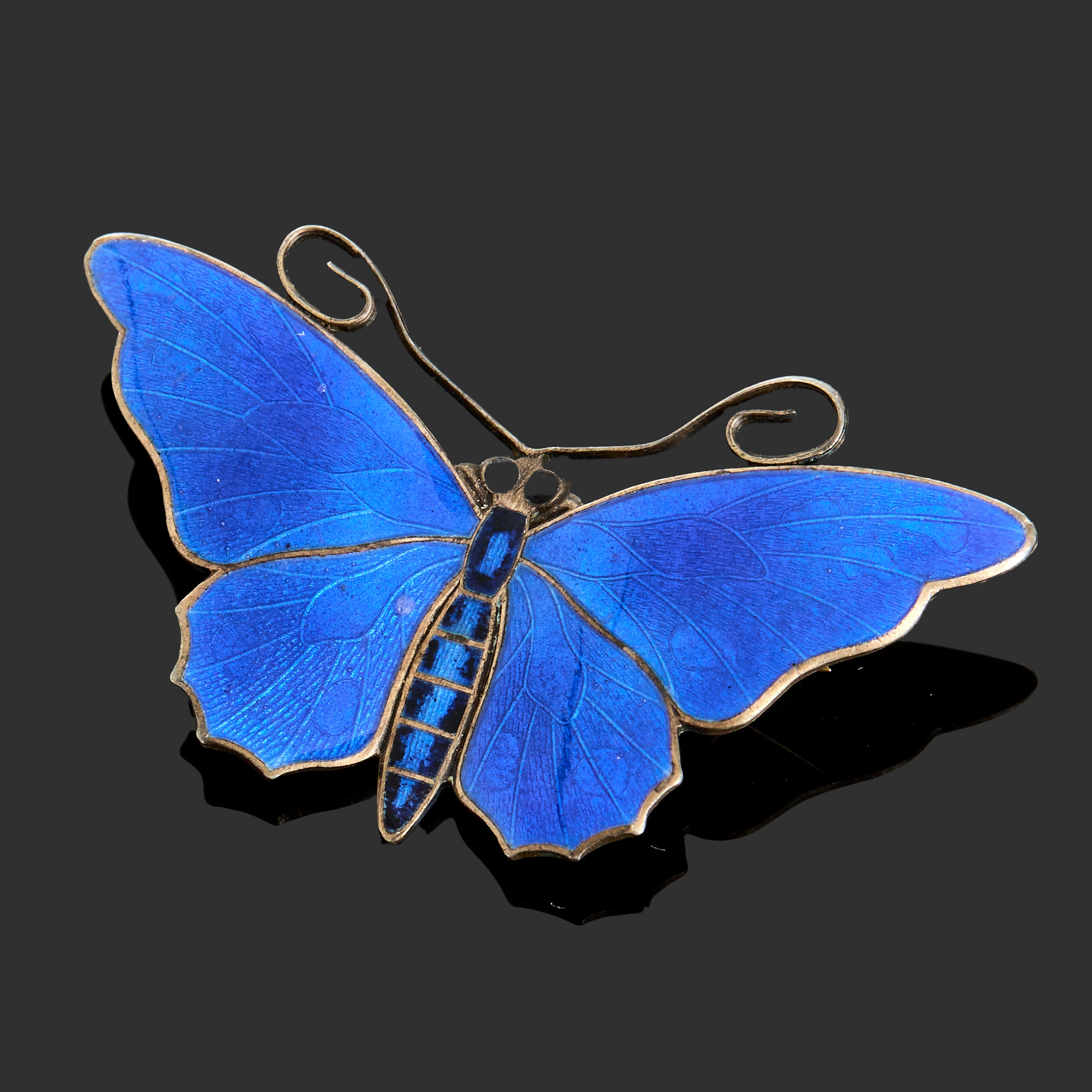 AKSEL HOLMSEN, brosch, sterlingsilver i form av en fjäril, guillocherad blå emalj, Norge.