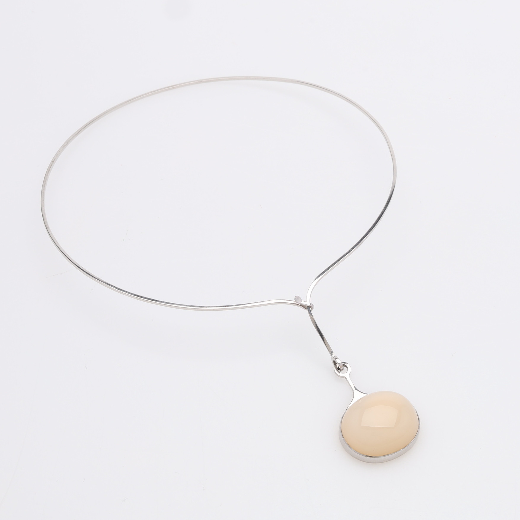 SIGURD PERSSON. HALSRING, 18K VITGULD, HÄNGE MED MÅNSTEN, 1975.