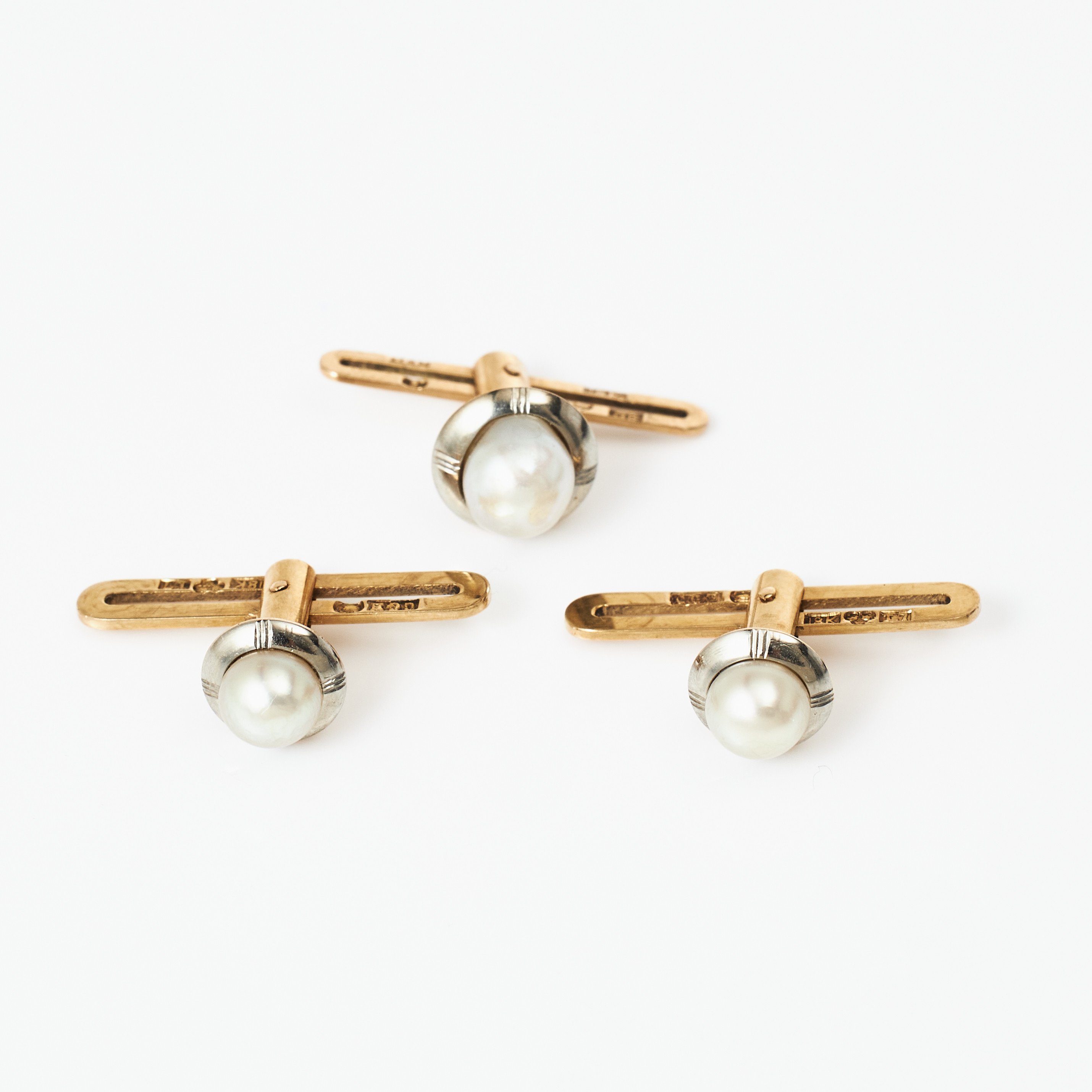 SKJORTKNAPPAR, 1 par, +1, 18 k guld, odlade saltvattenspärlor, C.G. Hallberg, Stockholm 1913 resp. Juvelerare AB J Petterssons Eftr., Stockholm 1942.