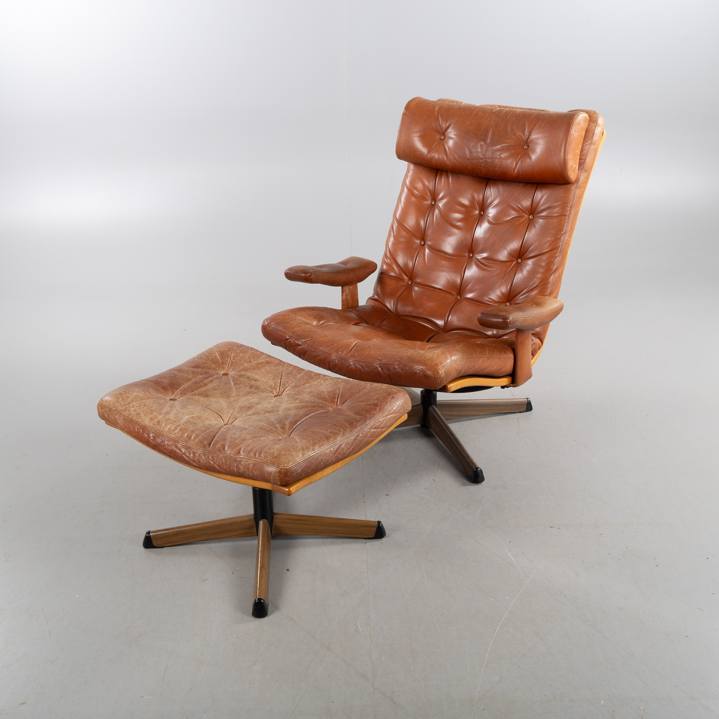 SNURRFÅTÖLJ MED FOTPALL, skinn, Göte Möbler, Nässjö, 1960-tal.