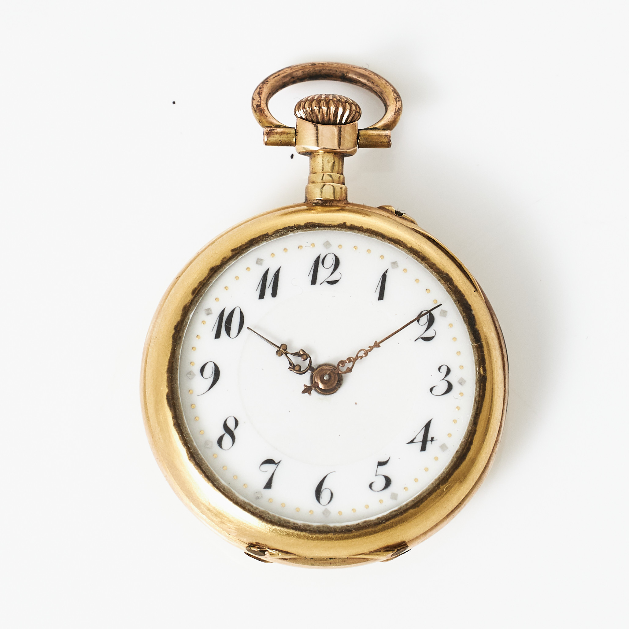 FICKUR, 14 k guld, vitemaljerad urtavla, arabiska siffror, plexiglas, bakboett med dekor av 2 gammalslipade diamanter, innerlock i metall, omkring ca 1900.