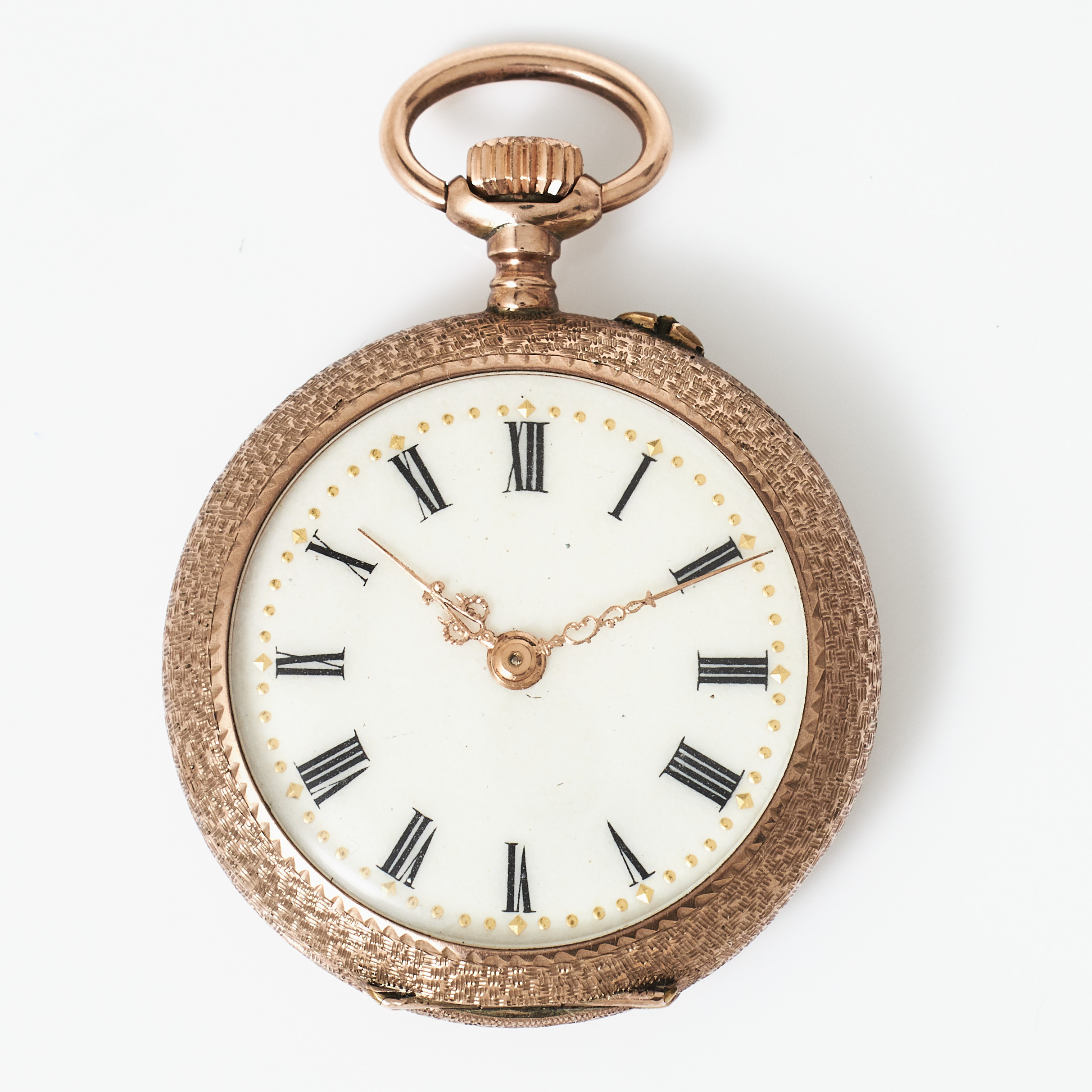 FICKUR, förgylld, vitemaljerad urtavla, romerska siffror, baksidig blom-och bladdekor av flerfärgad emalj.