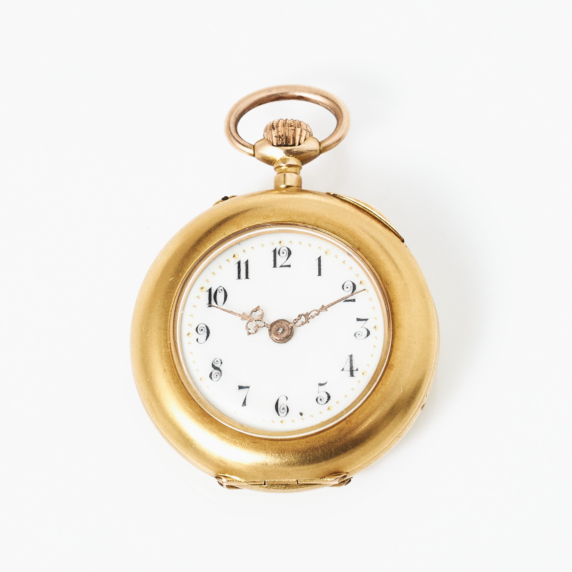 FICKUR, 14 k guld, vitemaljerad urtavla, arabiska siffror, plexiglas, boett med dekor av två rosenslipade diamanter samt rosenslipade röda stenar, innerlock i metall, jugend, omkring 1900.