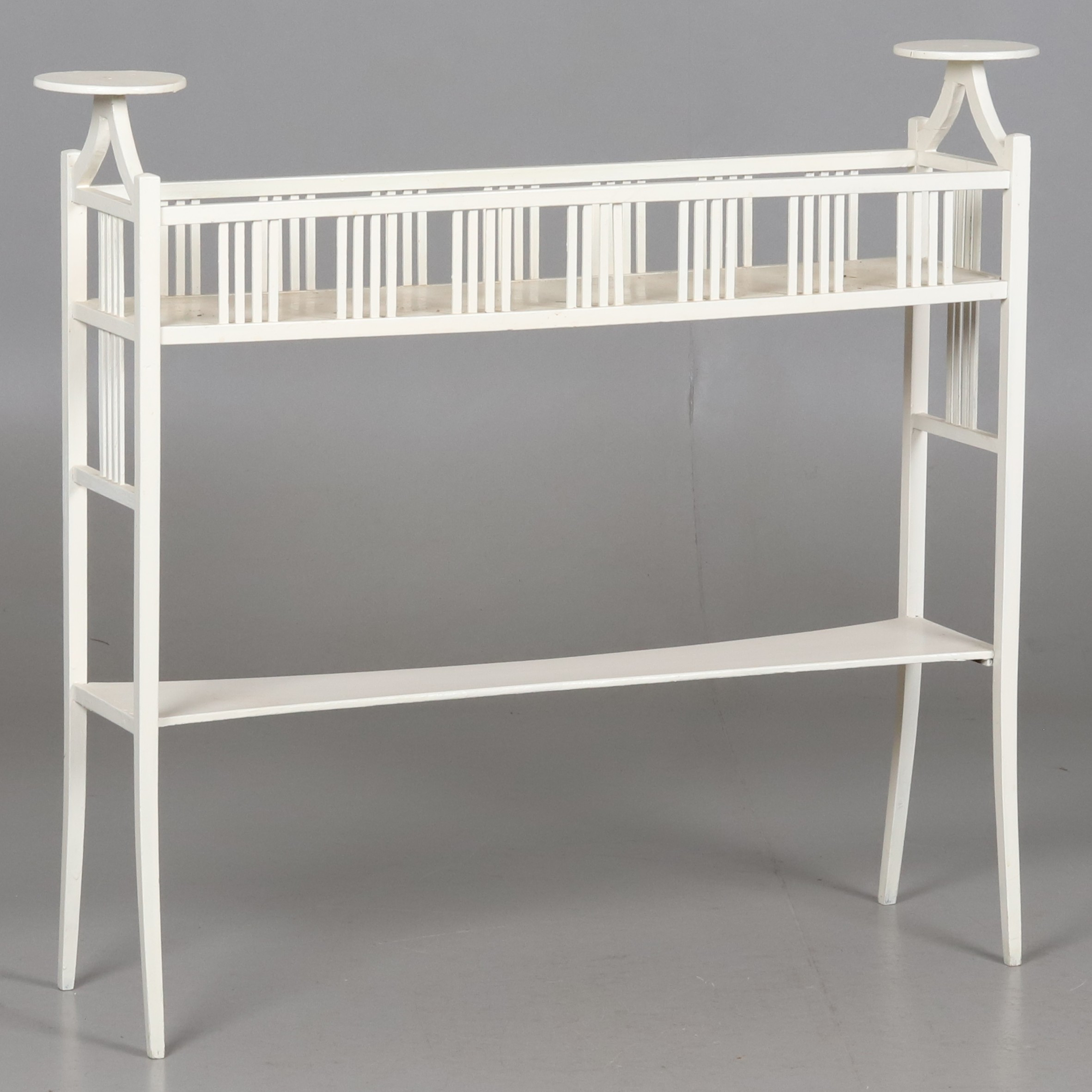 BLOMBORD. Vitmålat trä, tidigt 1900-tal.