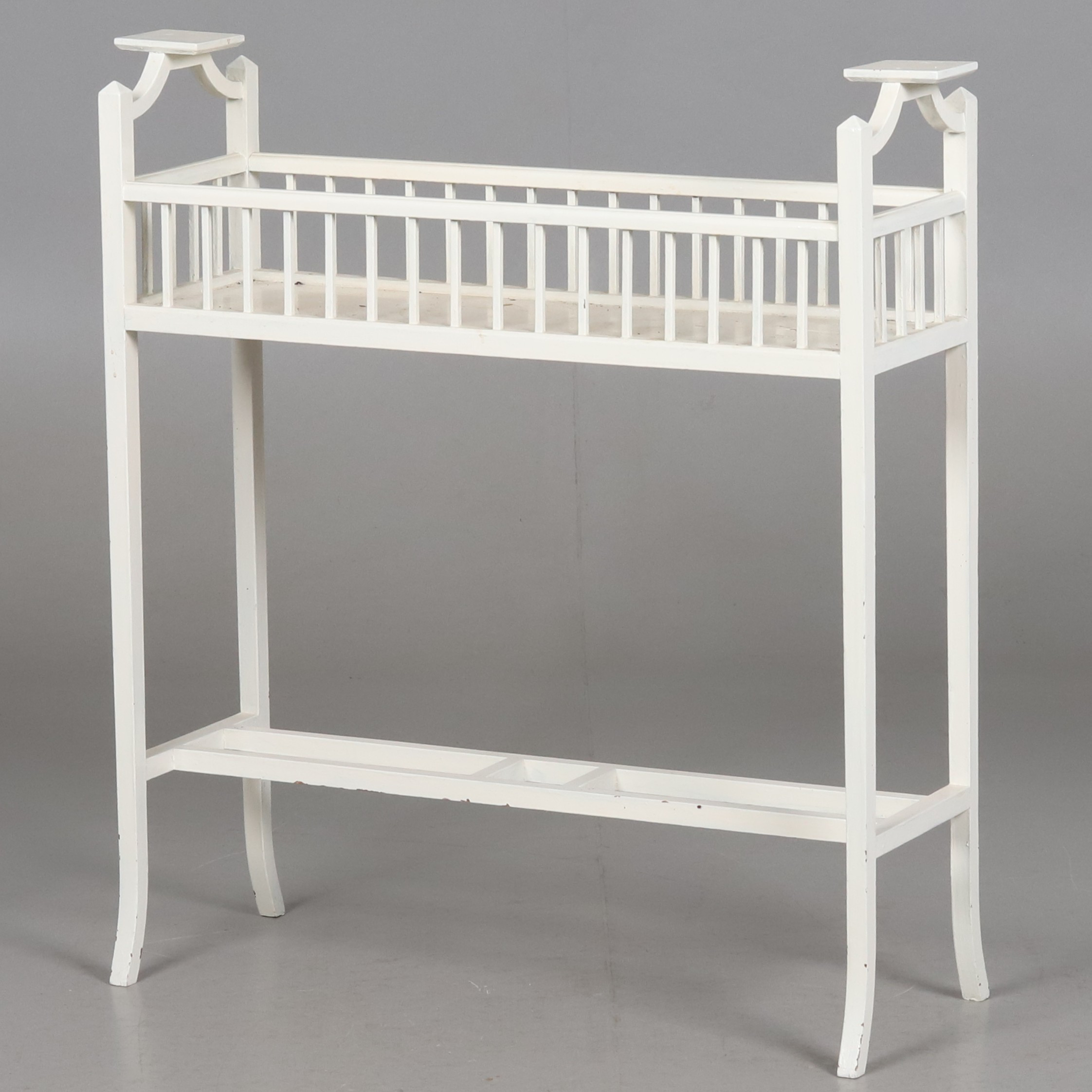 BLOMBORD. Vitmålat trä, 1900-talets första halva.