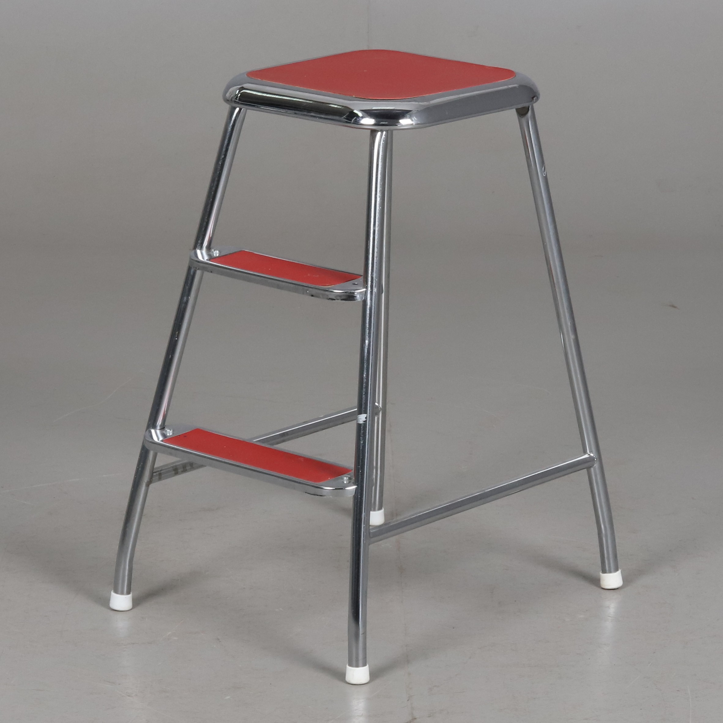 STEGPALL. Stålrörs-stomme med laminerade steg, 1900-talets andra halva.