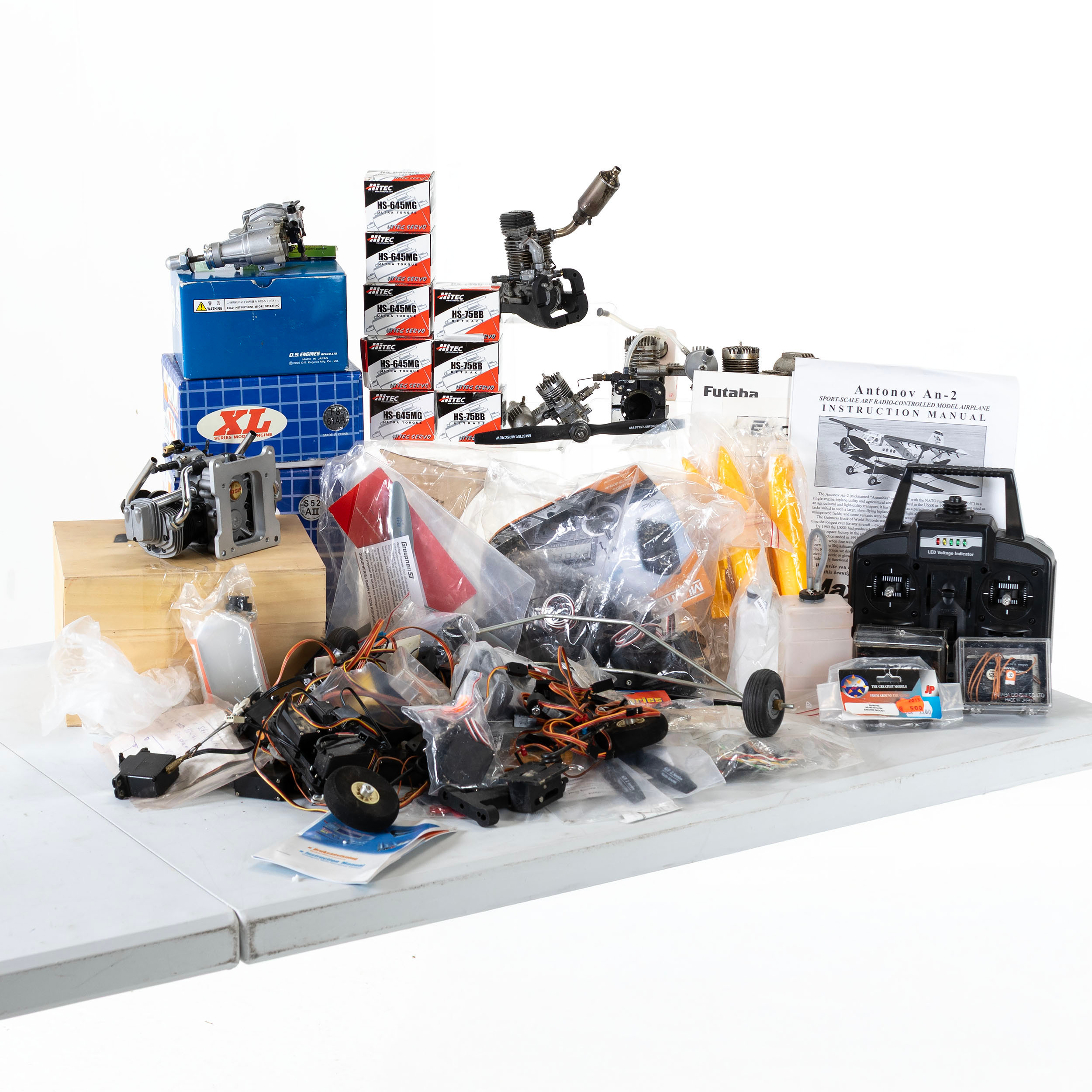 ETT PARTI RADIOSTYRT, bl.a motorer, servon m.m.