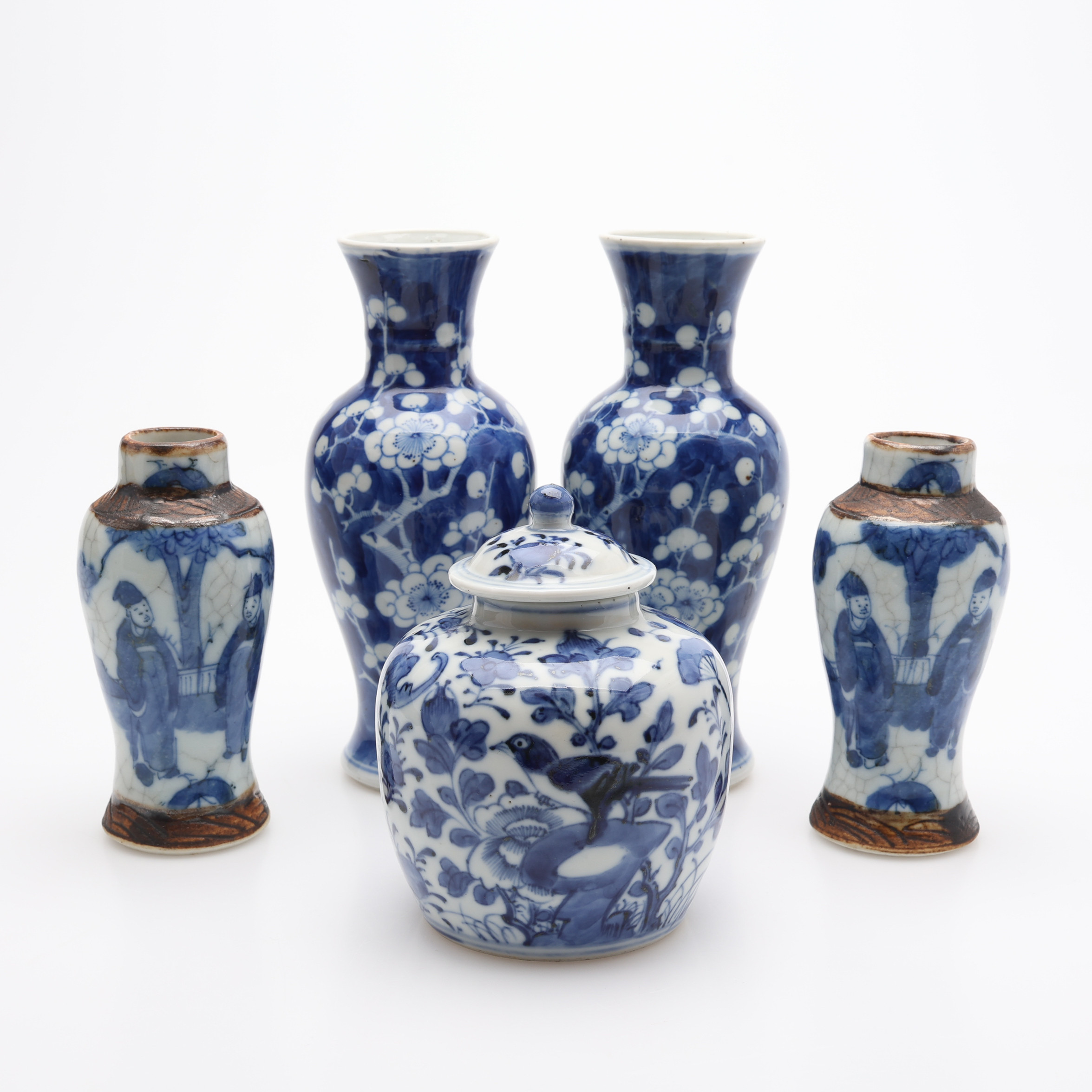 TVÅ PAR VASER & EN LITEN LOCKURNA, PORSLIN, KINA, 1900-TAL.