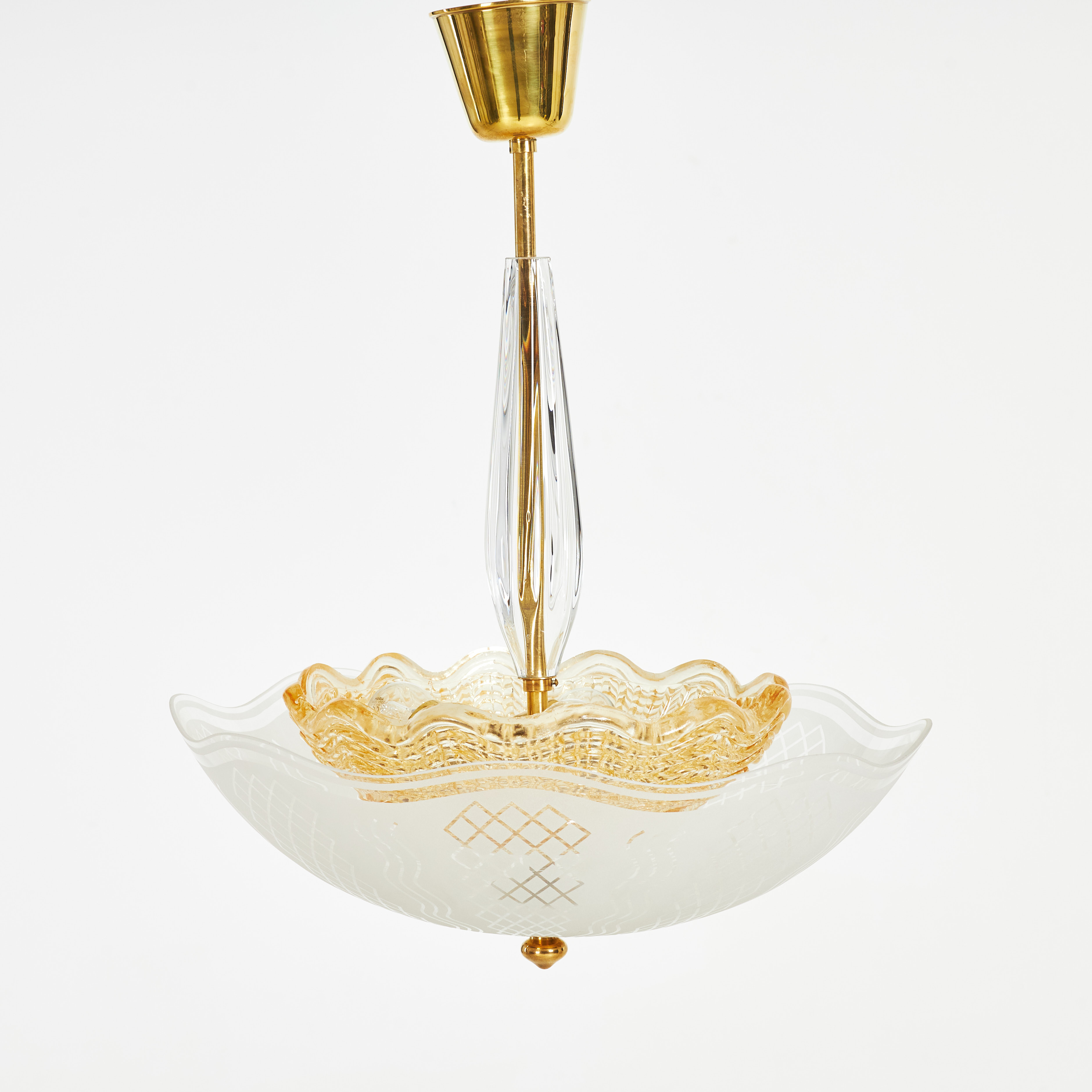 CARL FAGERLUND. Taklampa, Orrefors, tre ljuspunkter, honungsfärgad inre kupa, konturerad yttre kupa klarglas, etsad dekor.