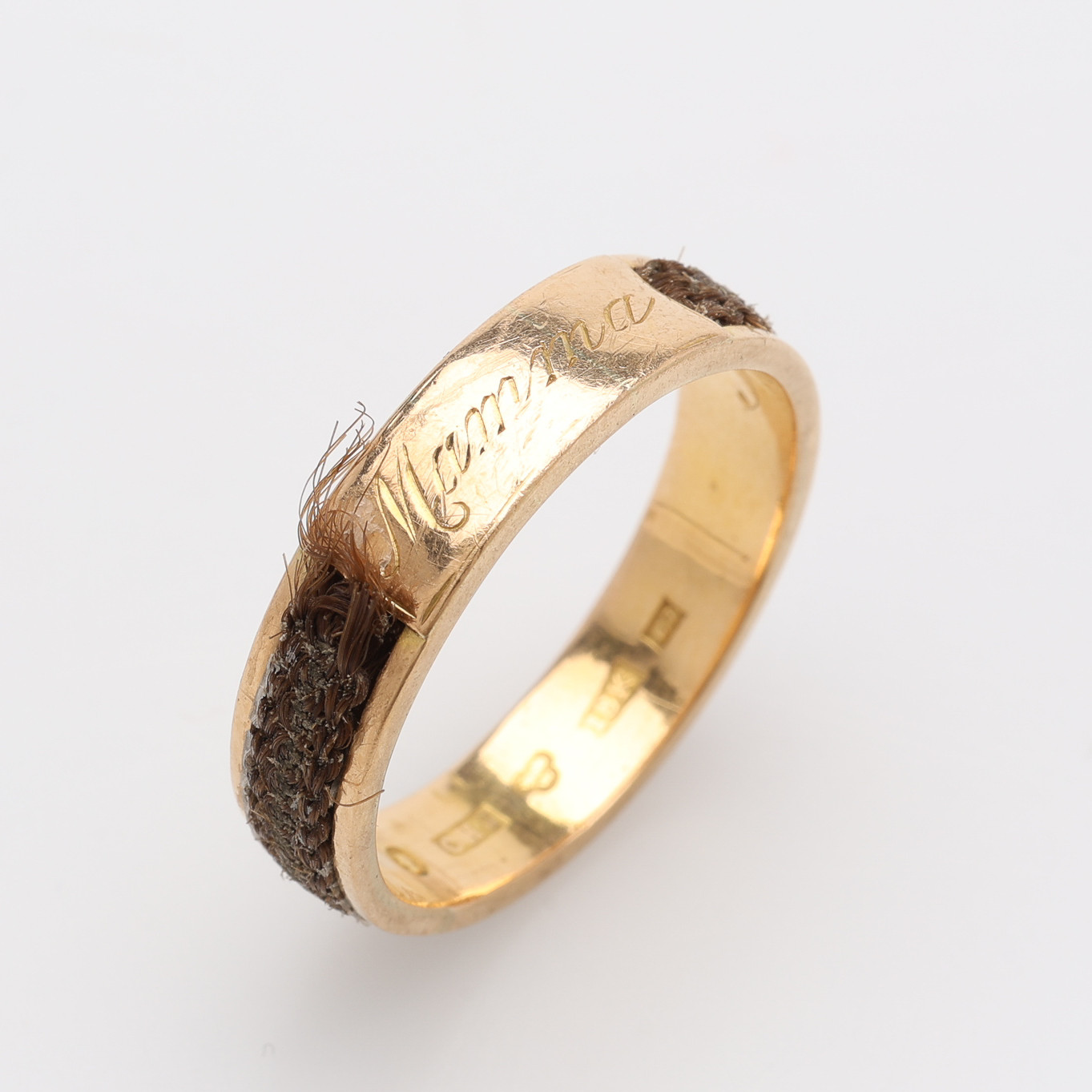 MINNESRING, 18K GULD & HÅR, CHARLES HENRIK JANSSON, STOCKHOLM, 1907, TOTALT Ca. 4,7 g.