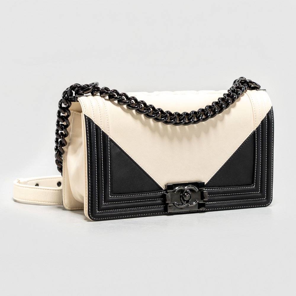 CHANEL. Väska, "Black and White Geometric New Medium Boy Bag", 2017.