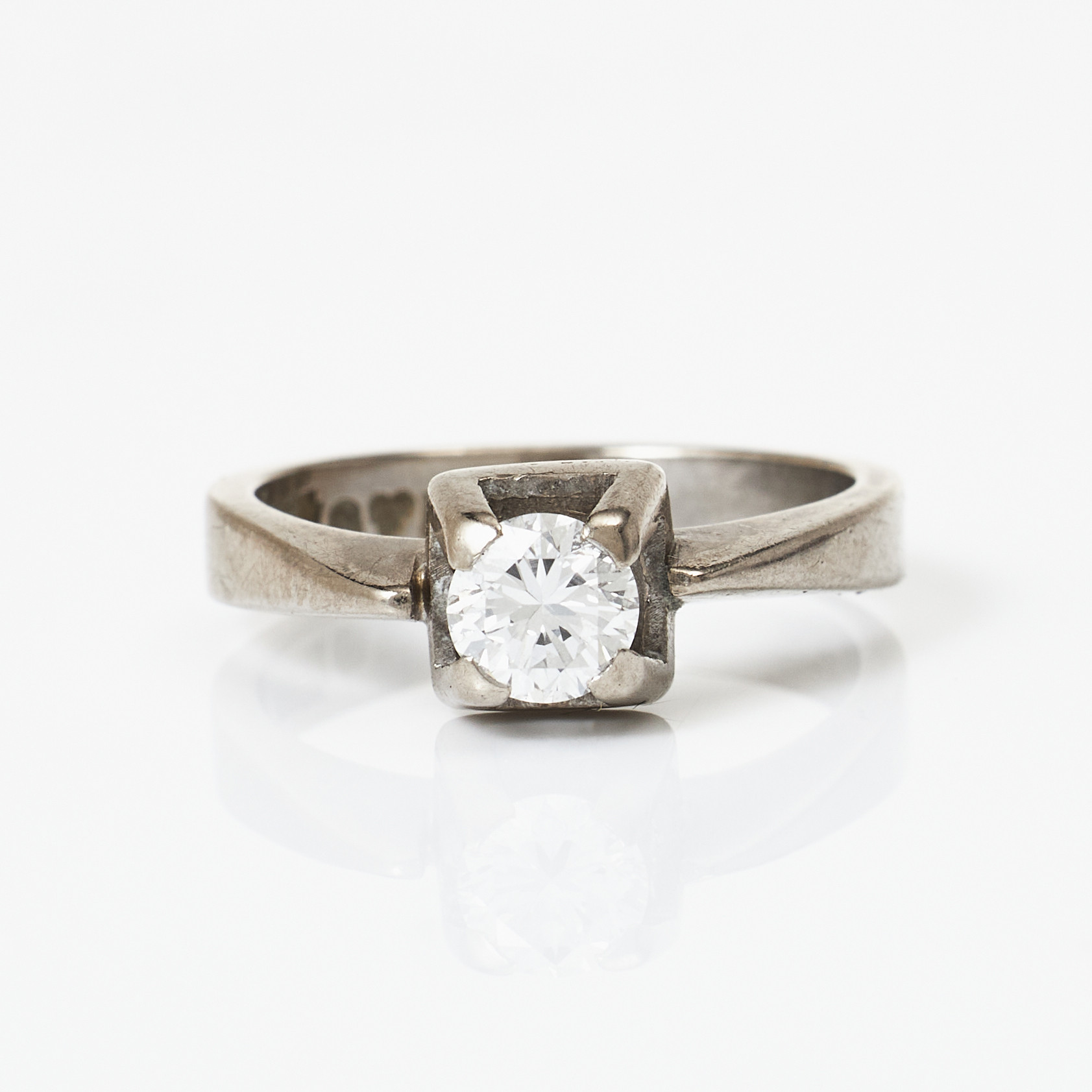 RING, 18 k vitguld, briljant 0,53 ct., enligt gravyr, ca TW-W(G-H)/VVS, Juvelerare Rolf Rudholm, Stockholm 1977.