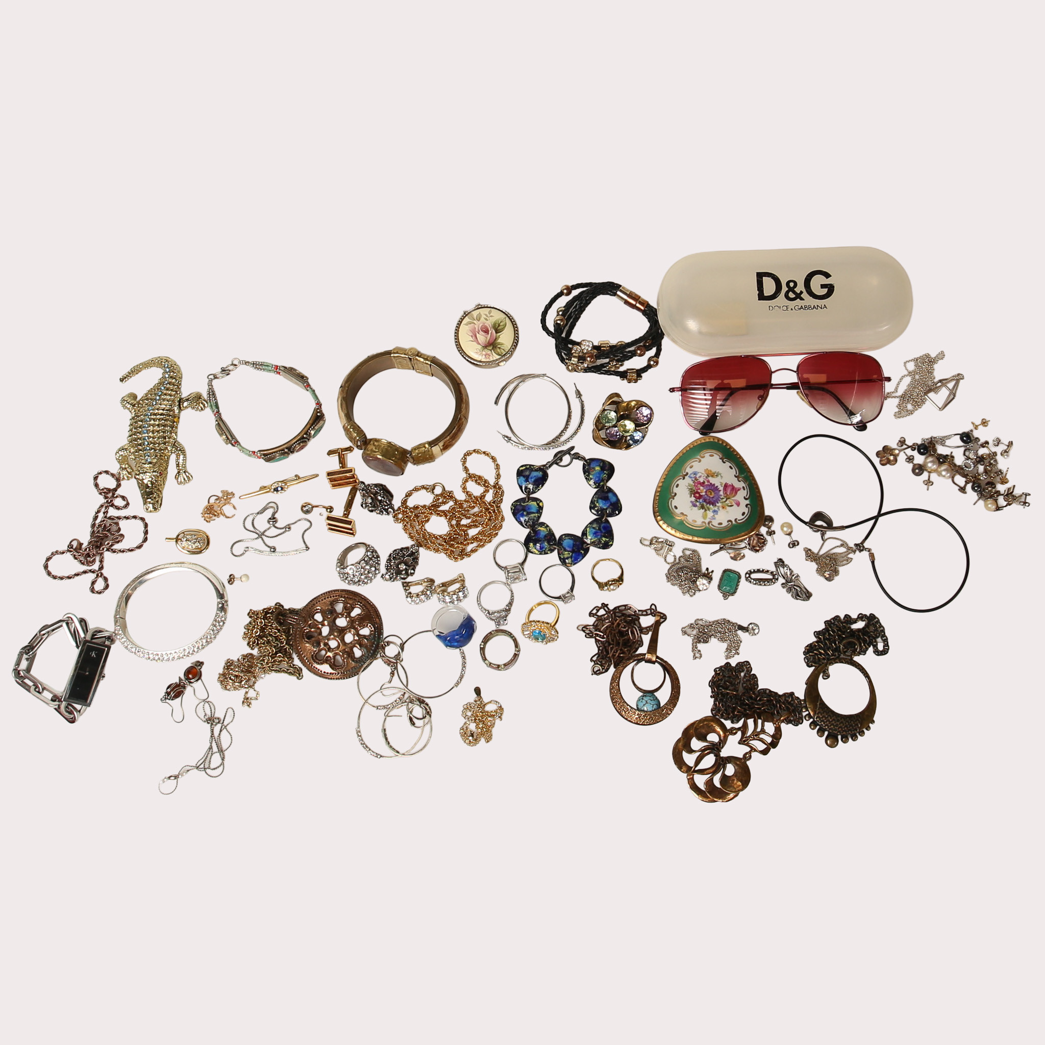 BIJOUTERIER, ett parti, stor variation, delvis silver 925/1000. Totalvikt silverobjekt, inkl infattade stenar 60,7 g brutto. Solglasögon Dolce & Gabbana.