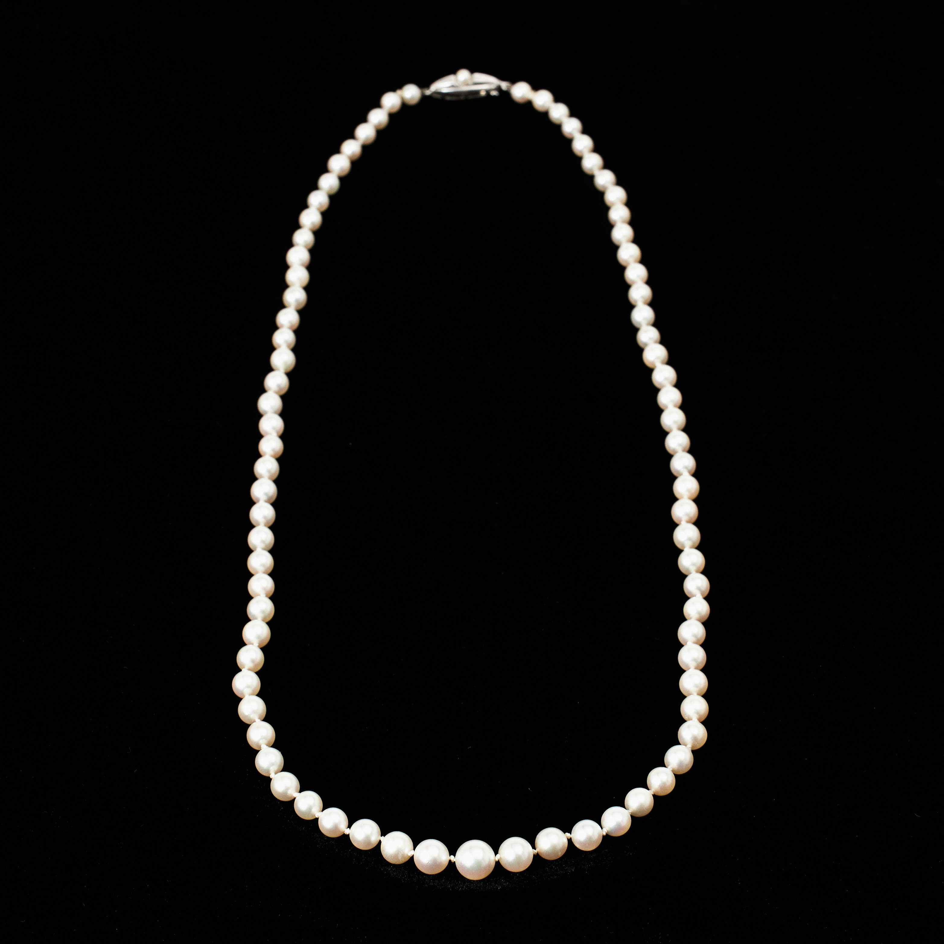 COLLIER, doserat, odlade saltvattenspärlor ca 4,5-8 mm, god lyster med svag ton av rosa, markisformat lås, 18 k vitguld, dekor med dito pärla.