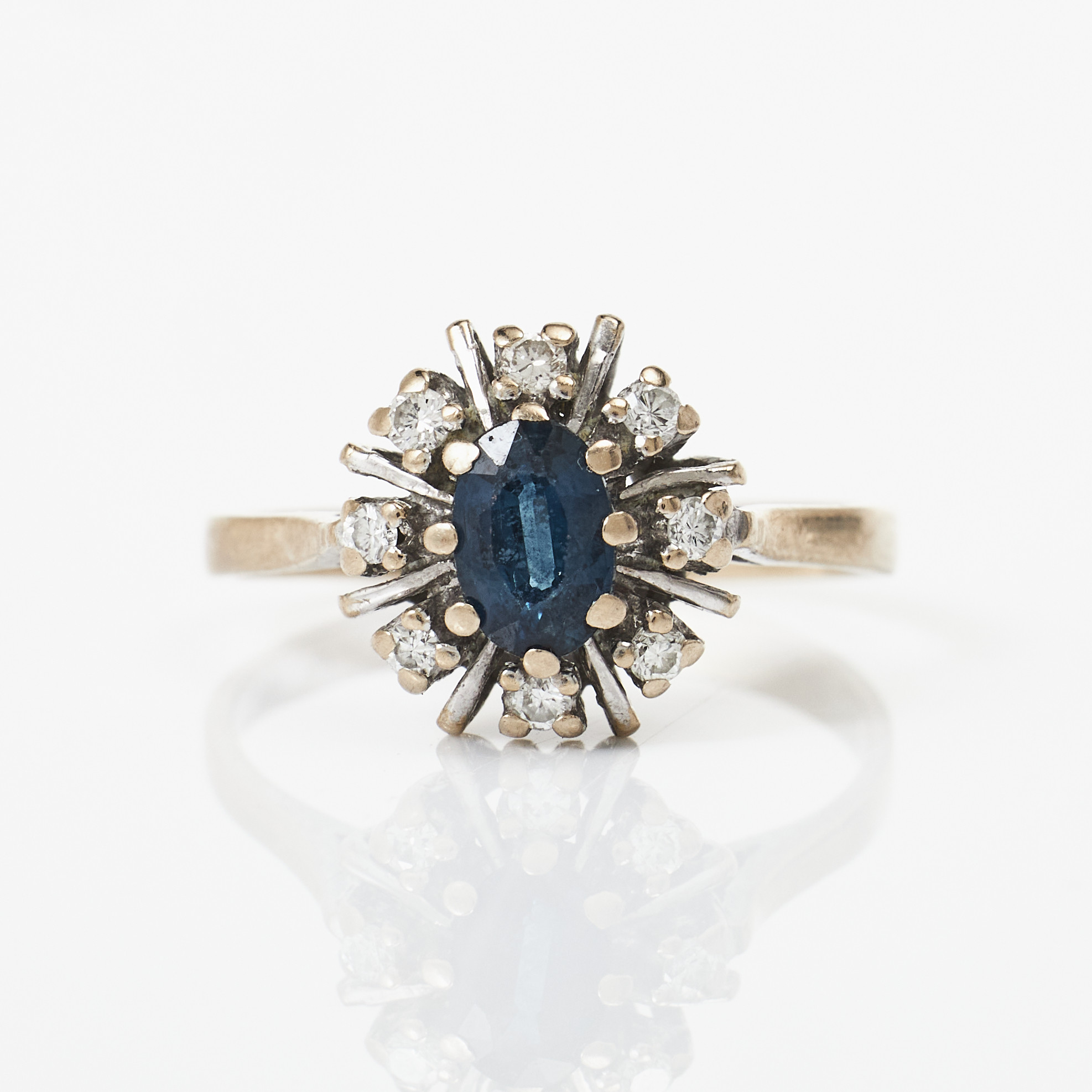 RING, 18 k rodierat vitguld, carmosémodell, 8 briljanter totalt 0,10 ct., enligt gravyr, oval fasettslipad blå sten, svensk kontrollstämpel.