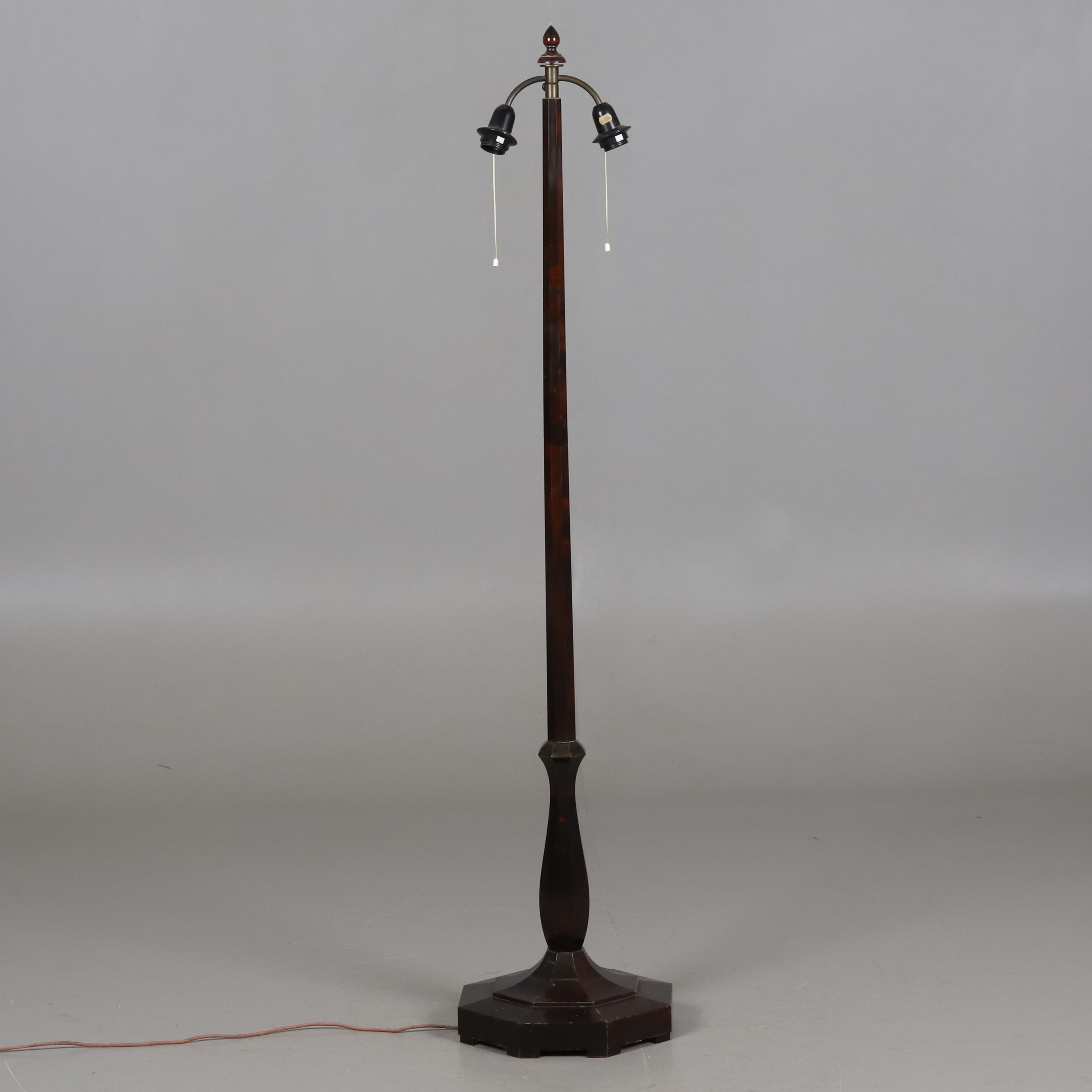 GOLVLAMPA. TRÄ, oktagonal fot och pelare 2-ljuspunkter, 1900-tal.