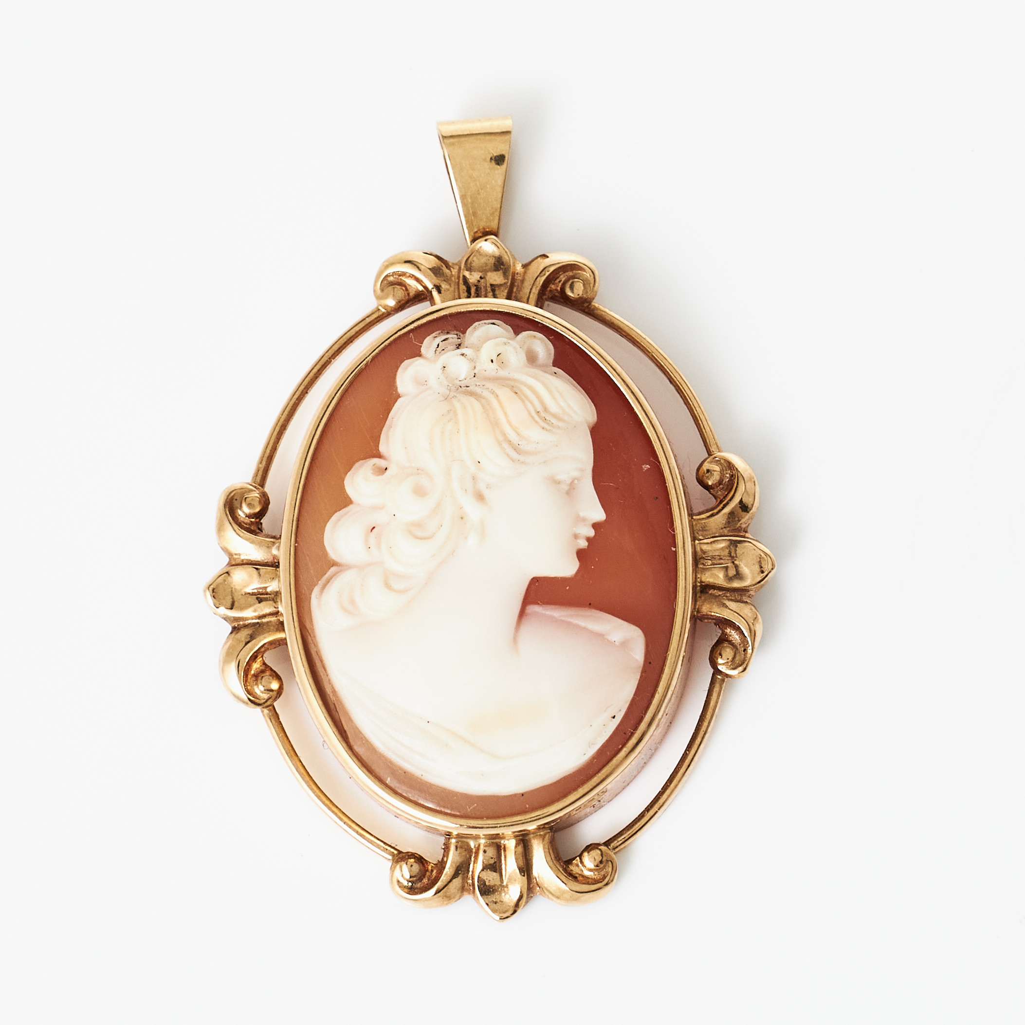 HÄNGE, 18 k guld, kamé, skuret snäckskal föreställande klassisk kvinnoprofil, Ge-Kå Smycken, G Kaplan, Stockholm 1951.