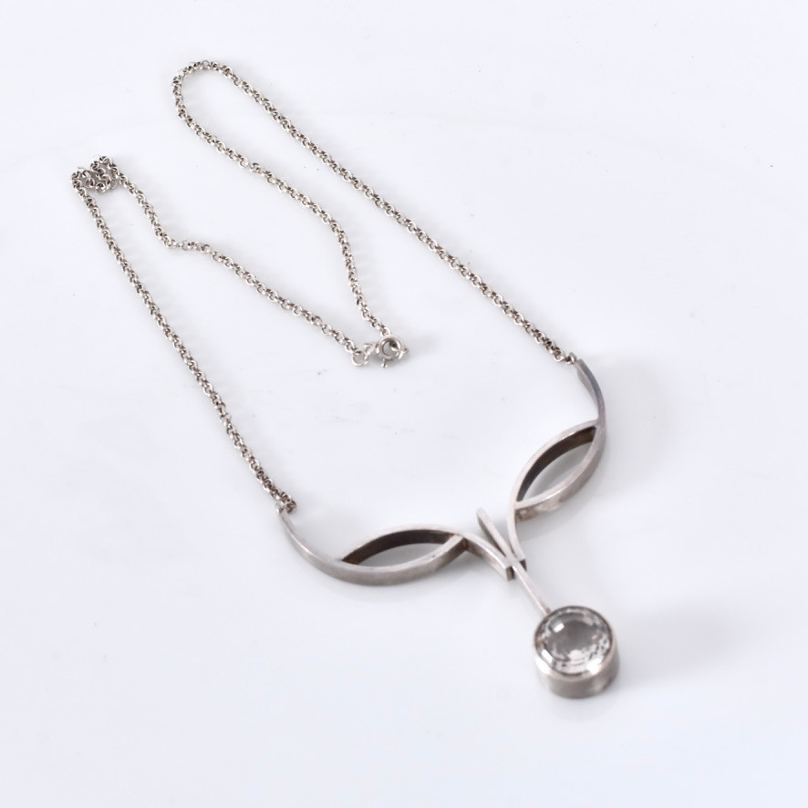 HALSKEDJA MED HÄNGE, silver med bergkristall.