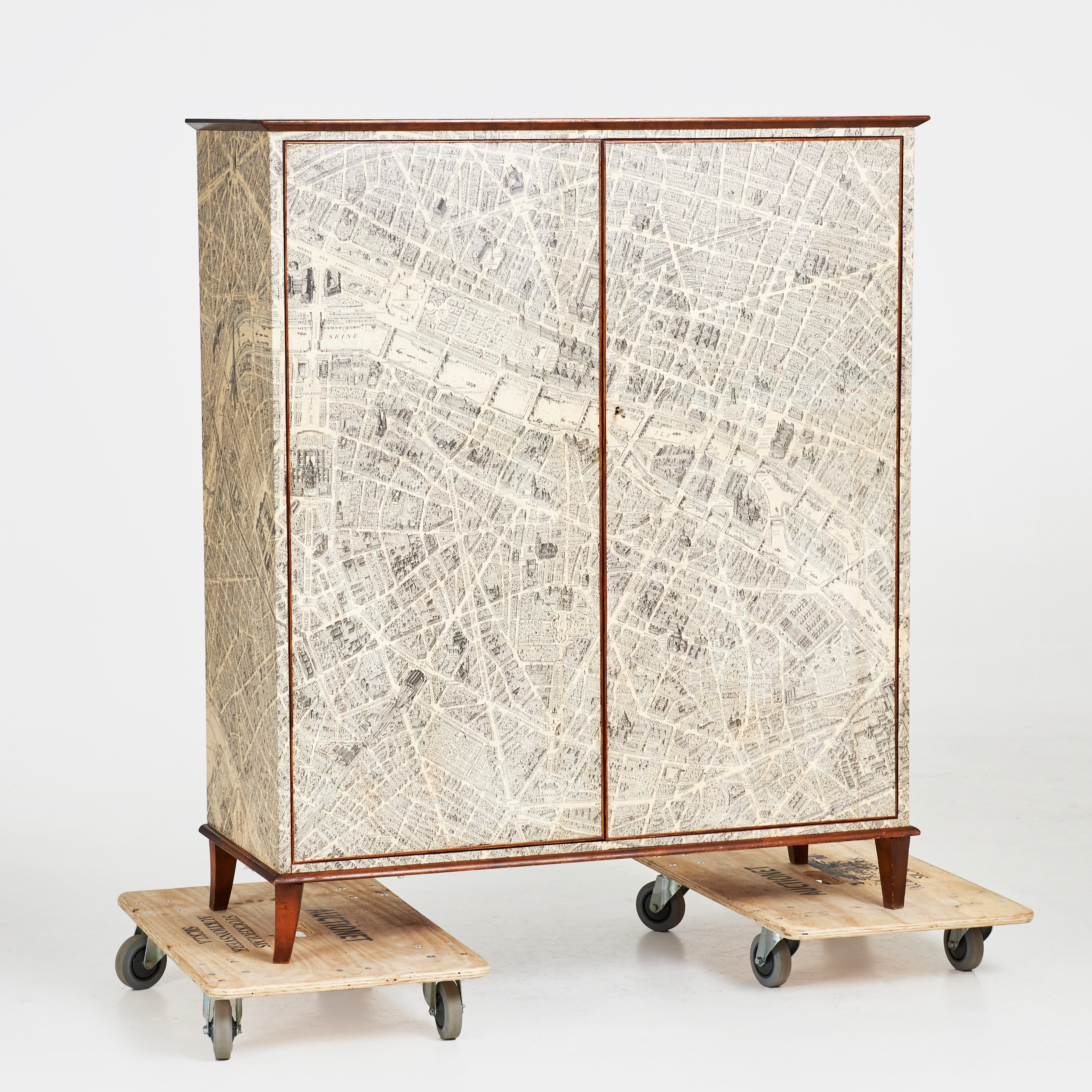 SKÅP. Nordiska Kompaniet, modell Birgitta, 1937, björk, senare tapetserad med “Plan de Paris à vol d'oiseau”. invändigt med draglådor och justerbara hyllplan.