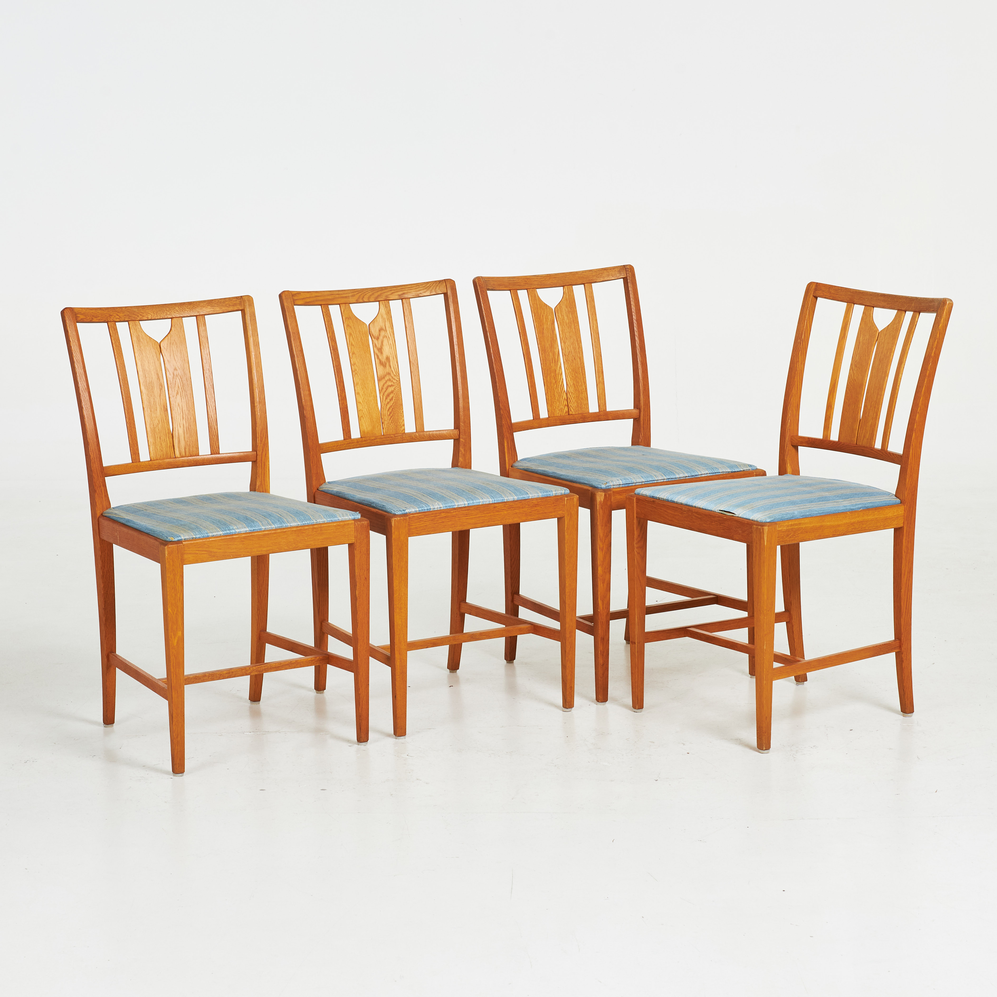 CARL MALMSTEN. 4 st, stolar, "Ulfåsa", Bodafors, ek, klädda sitsar, brännmärkta.