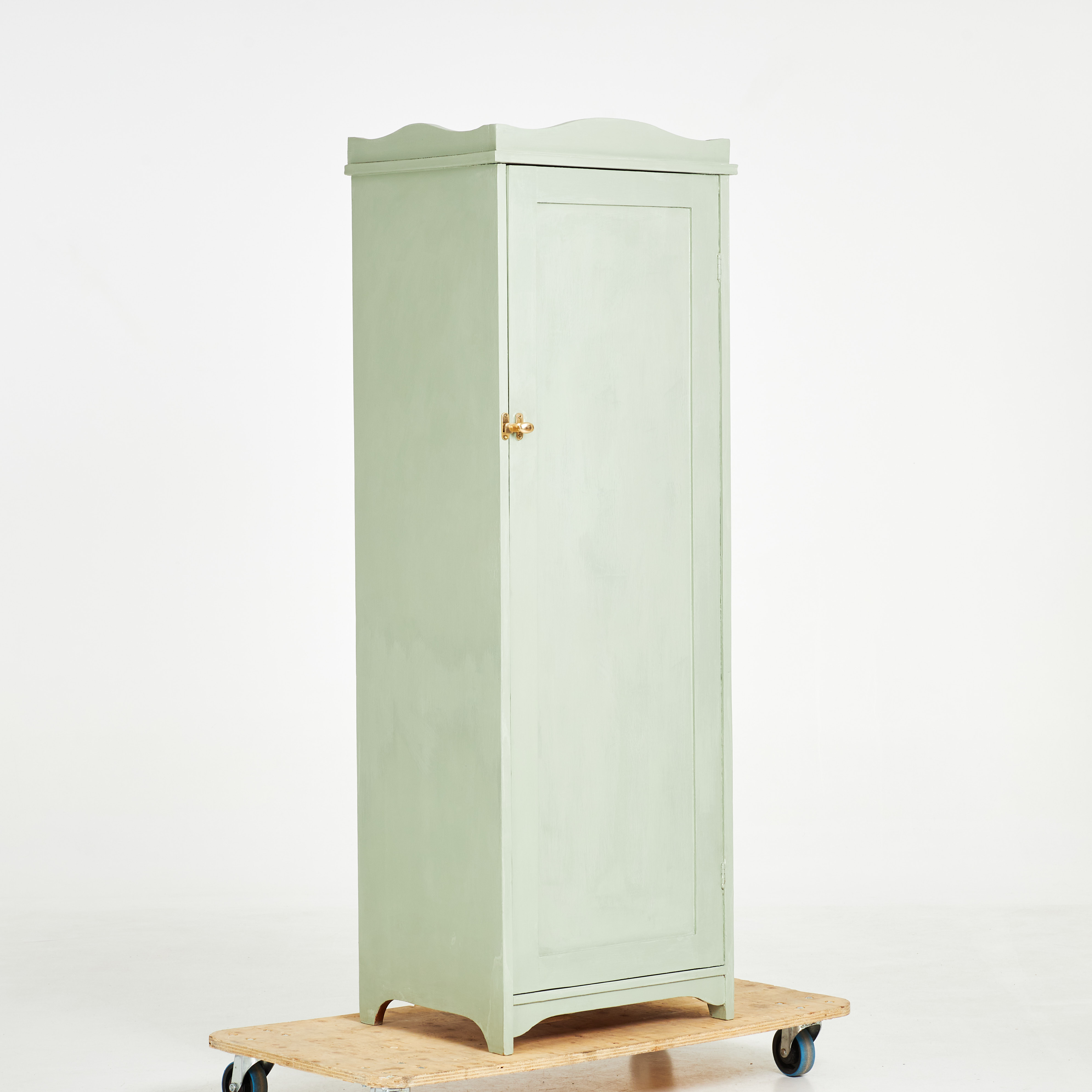 LINNESKÅP. Jugend, omkring 1900, bemålad i grönt.