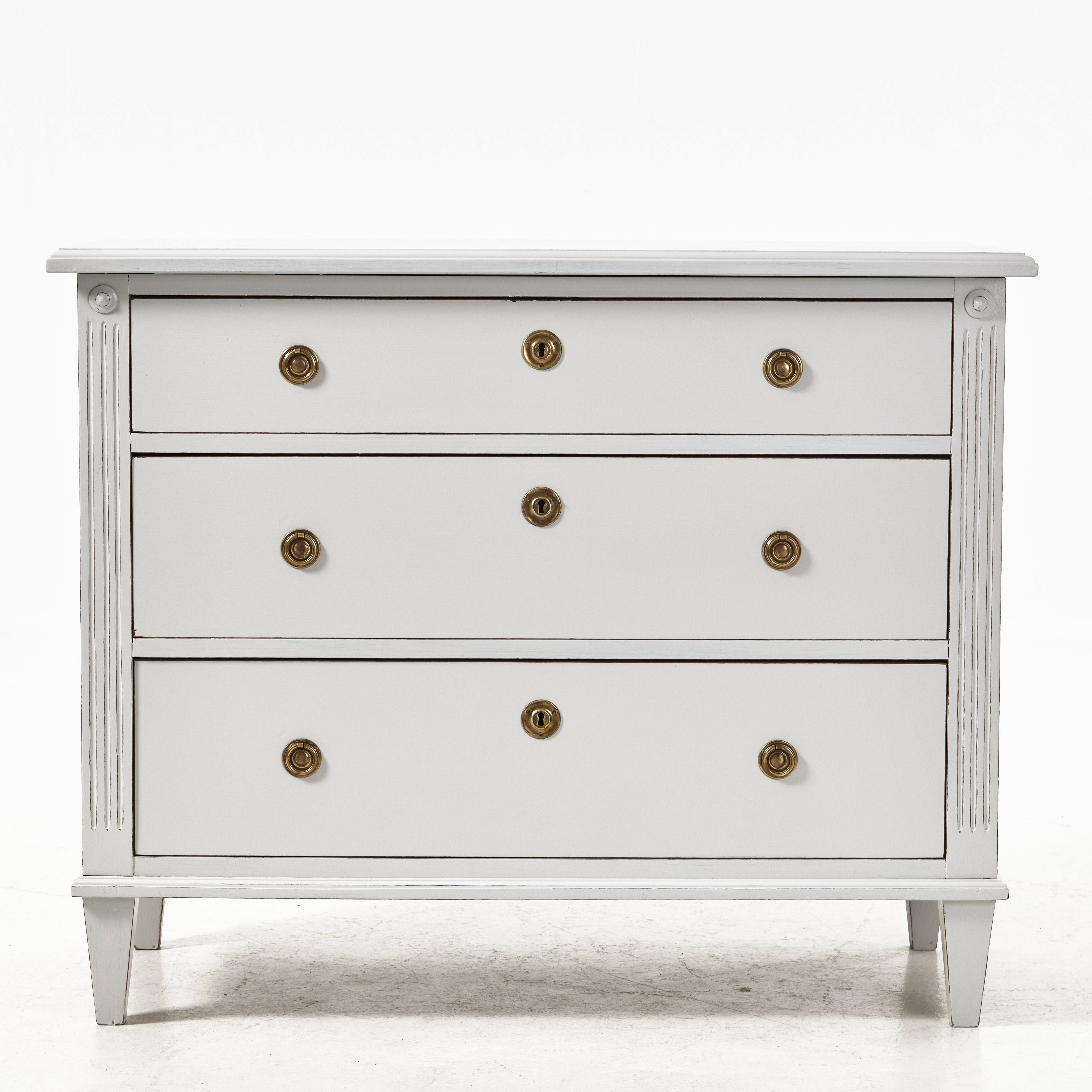 BYRÅ, 1800-talets andra hälft, gustaviansk stil, bemålad, beslag i mässing.