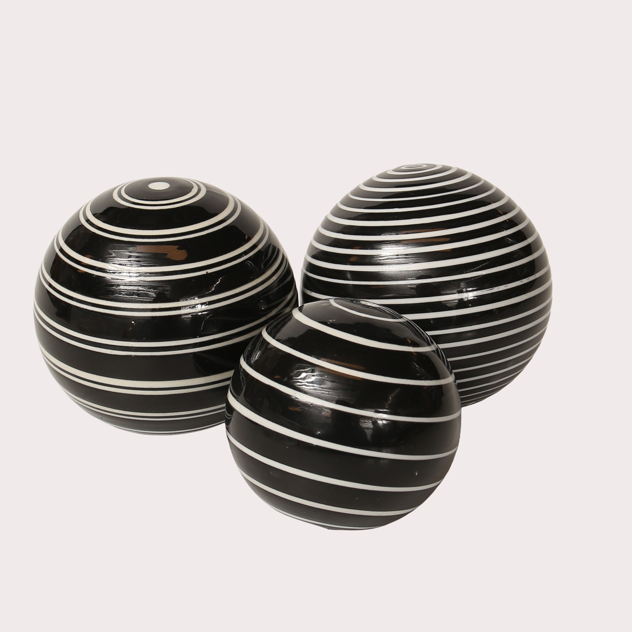 SKULPTURER i form av klot med linjeformad dekor, 3 stycken.