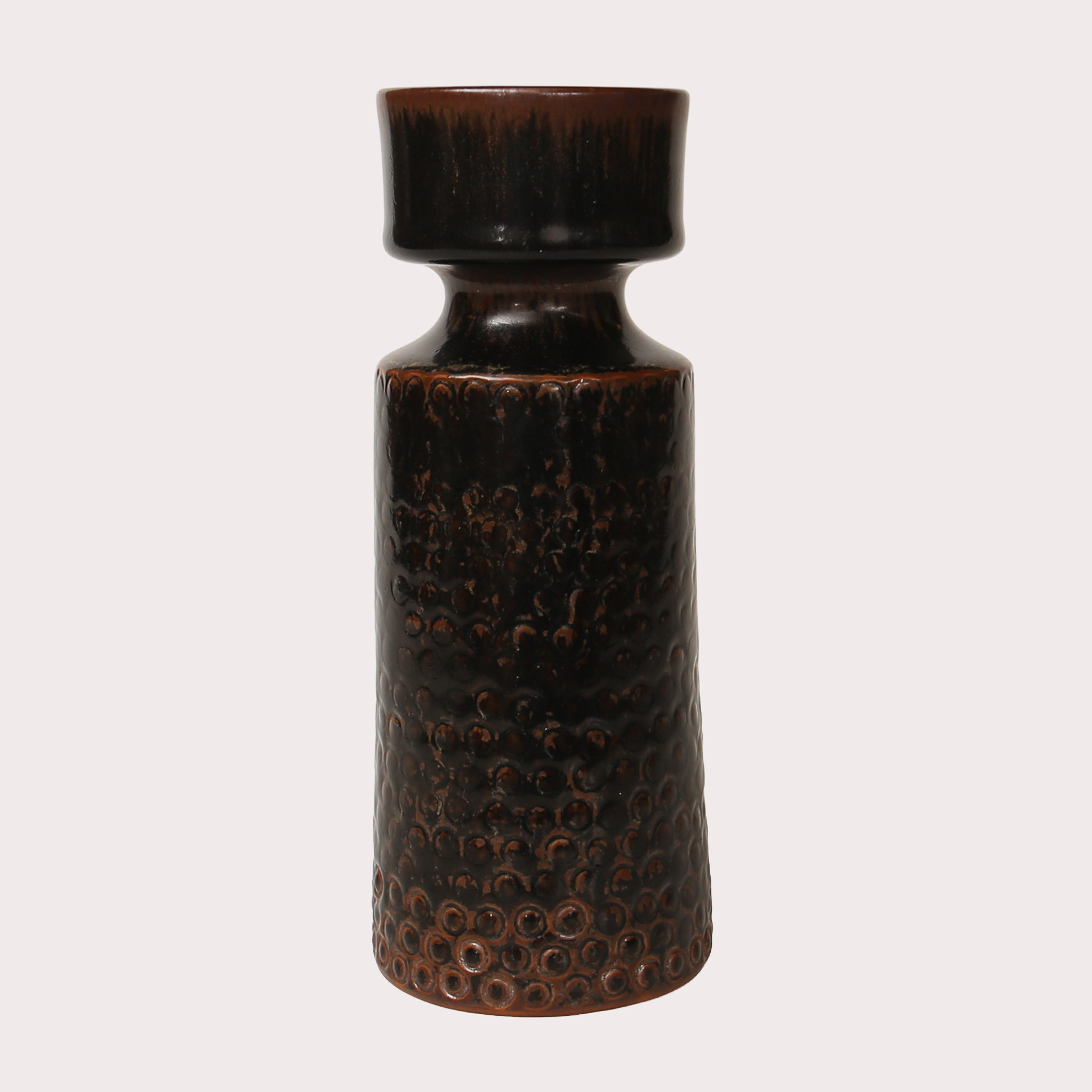 STIG LINDBERG. VAS, tenmoku-glasyr stengods, Gustavsberg, signerad med studiohand.