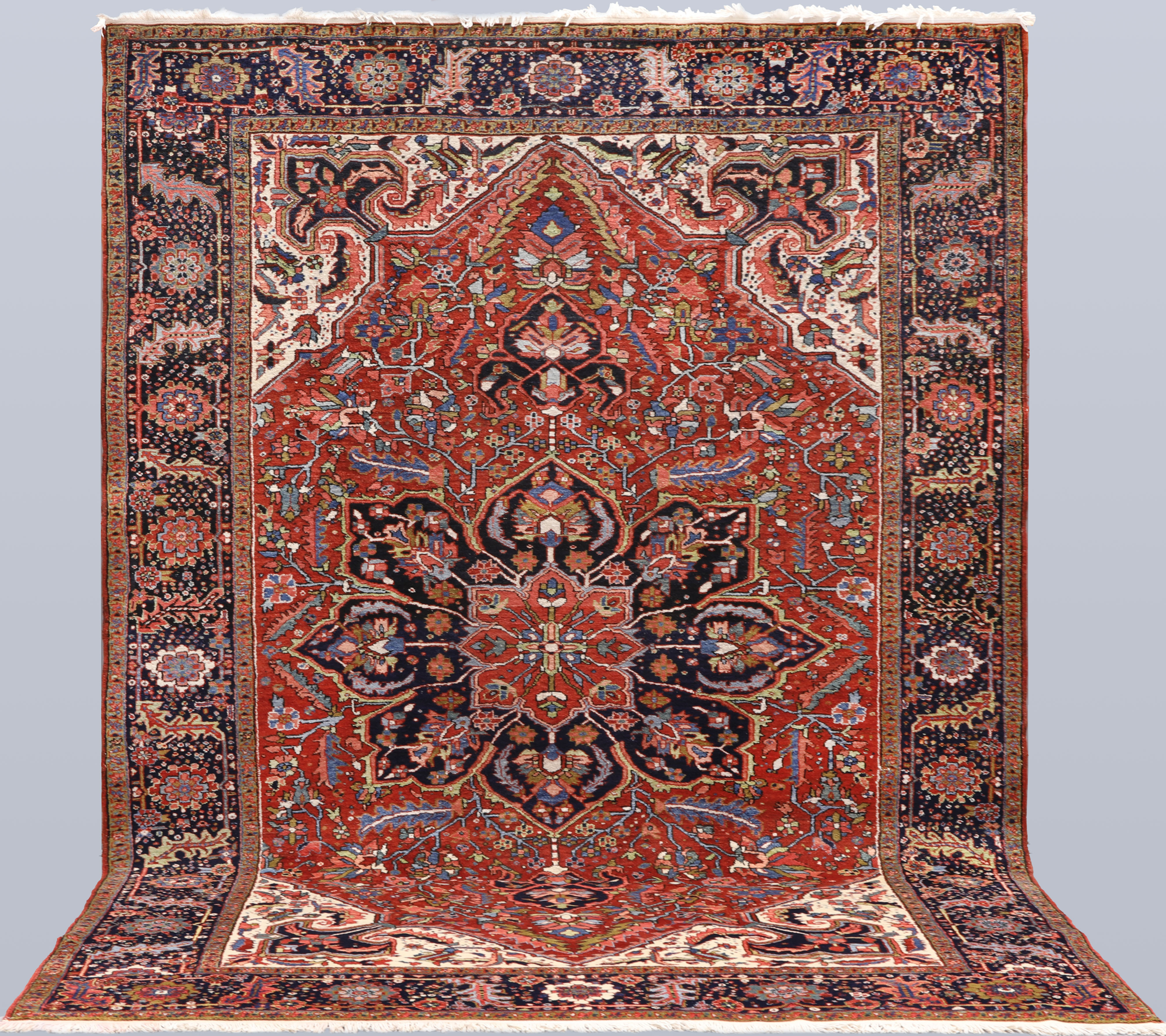 ORIENTMATTA. Semiantik Heriz, 330 x 247 cm.
