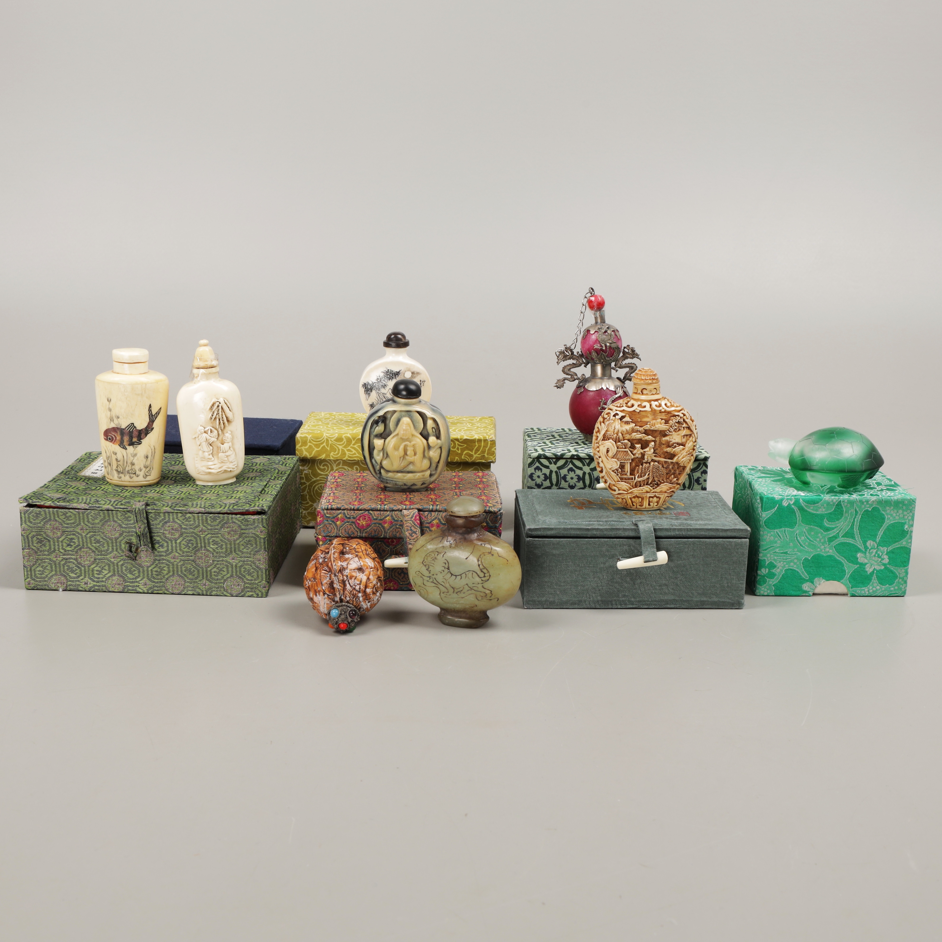 SNUSFLASKOR, 9 st, porslin/trä/glas, Kina, 1900-tal.