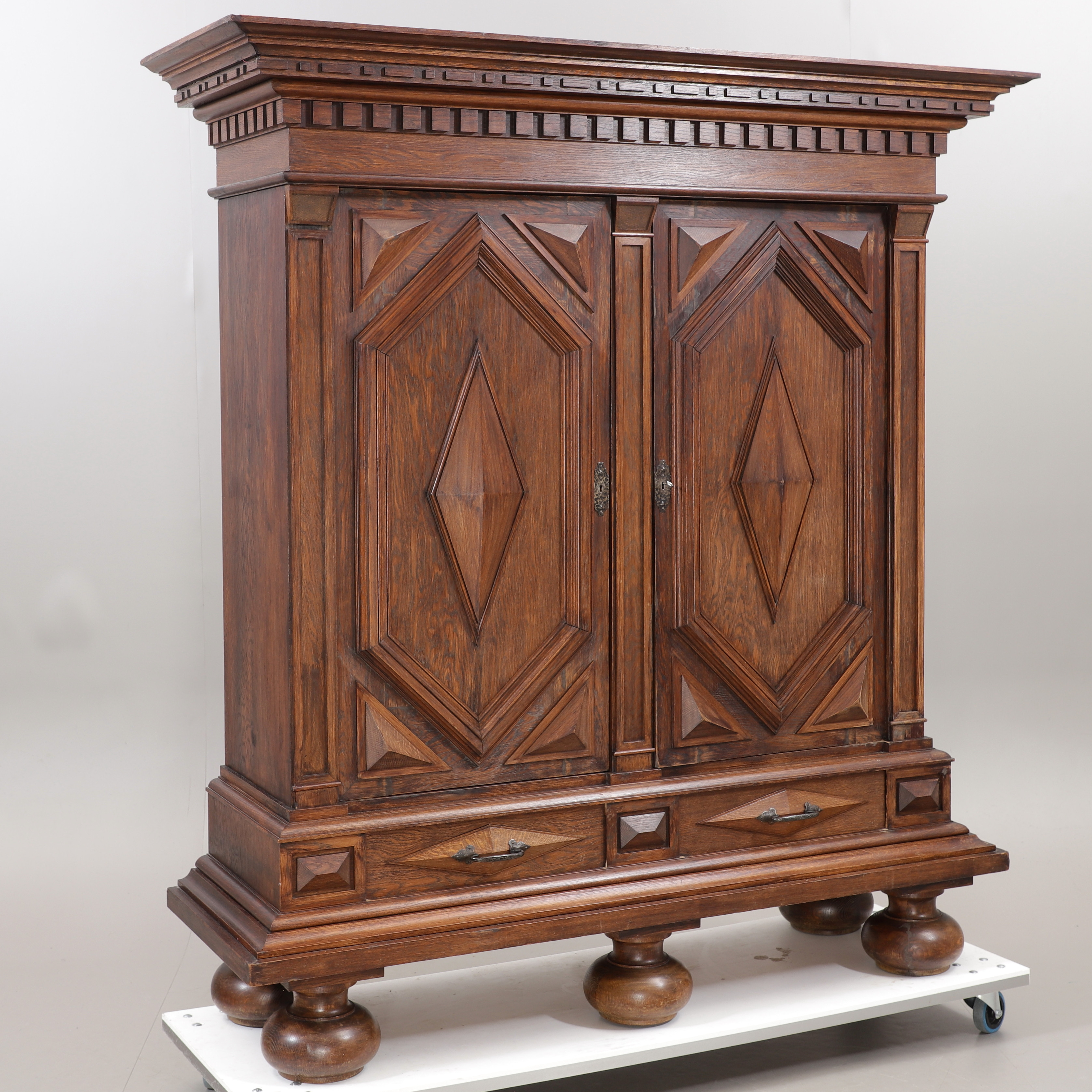 SALSSKÅP, ek, barockstil, 1900-talets första hälft.