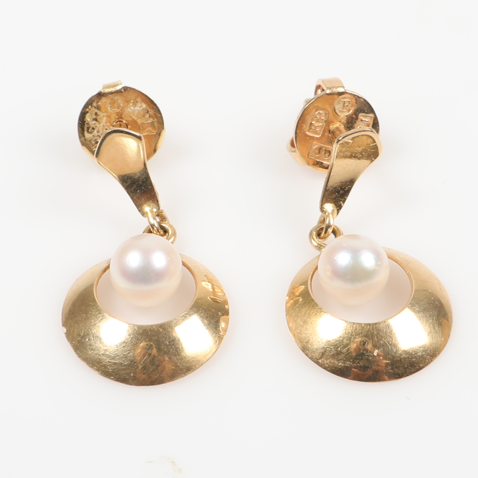ÖRHÄNGEN, 1 par, 18 K guld med odlade pärlor.