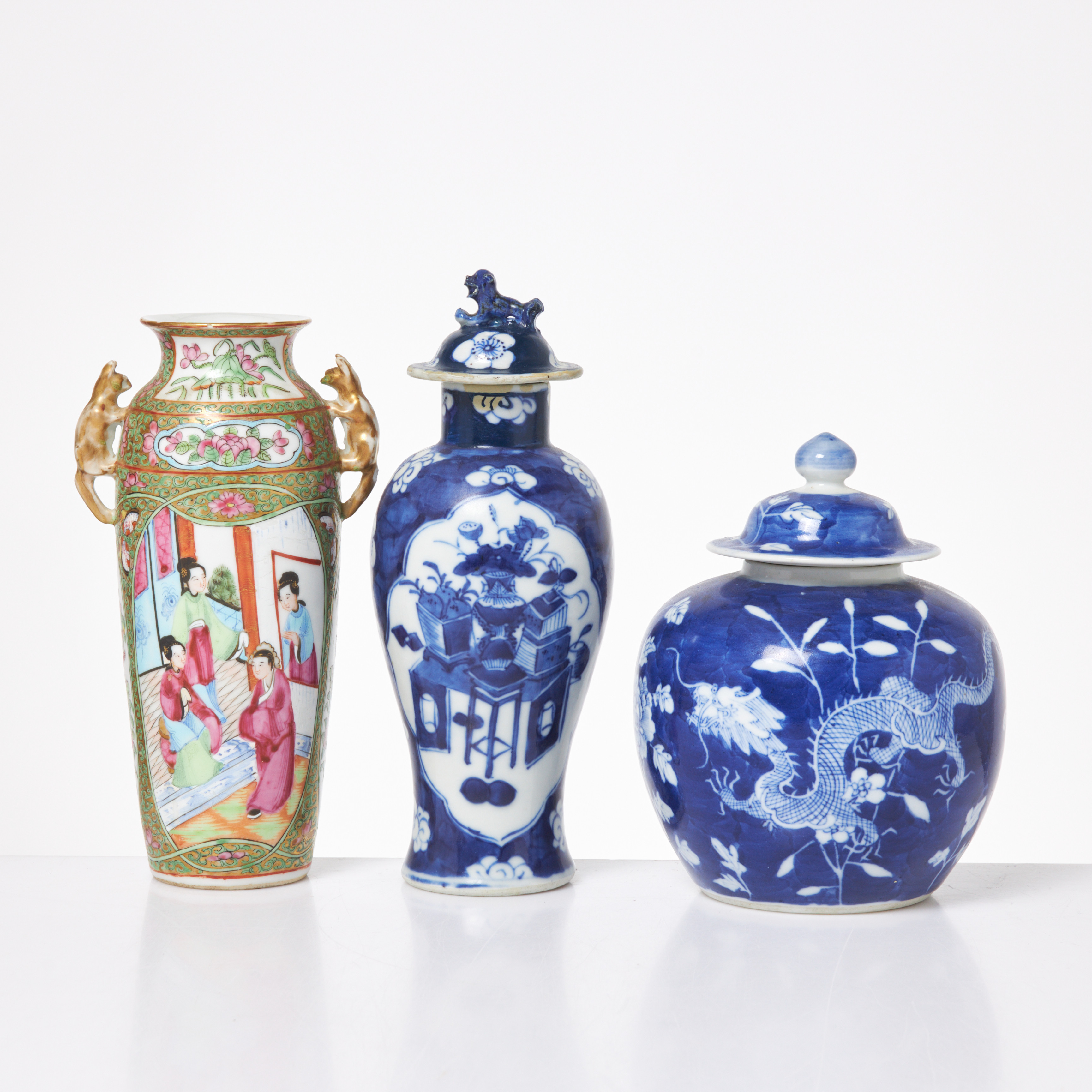 VASER. 3 delar, Kina, 1800-tal/1900-tal, porslin.