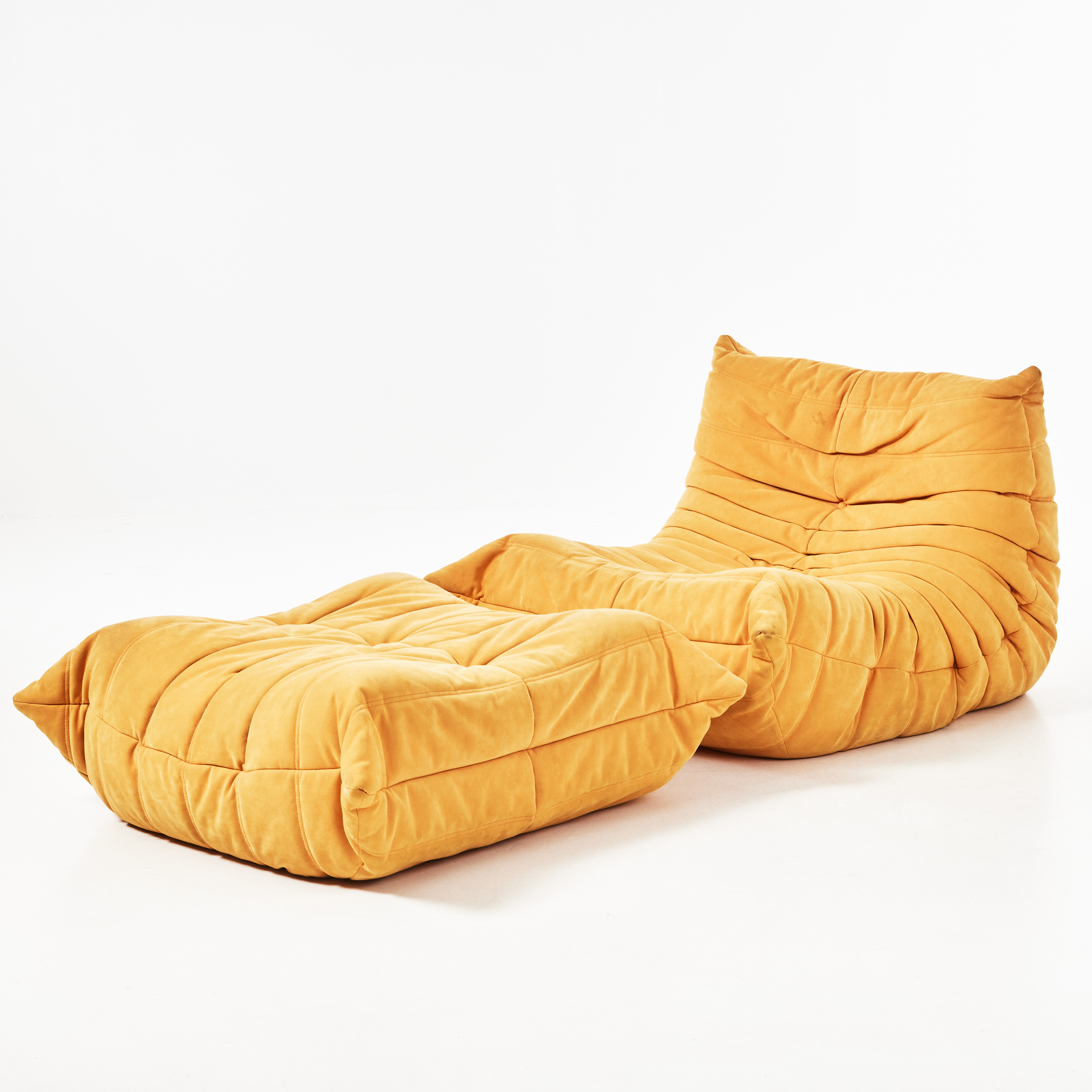 MICHEL DUCAROY. "Togo", fåtölj med fotpall, Ligne Roset, Frankrike, klädsel i gul mockaimitation.