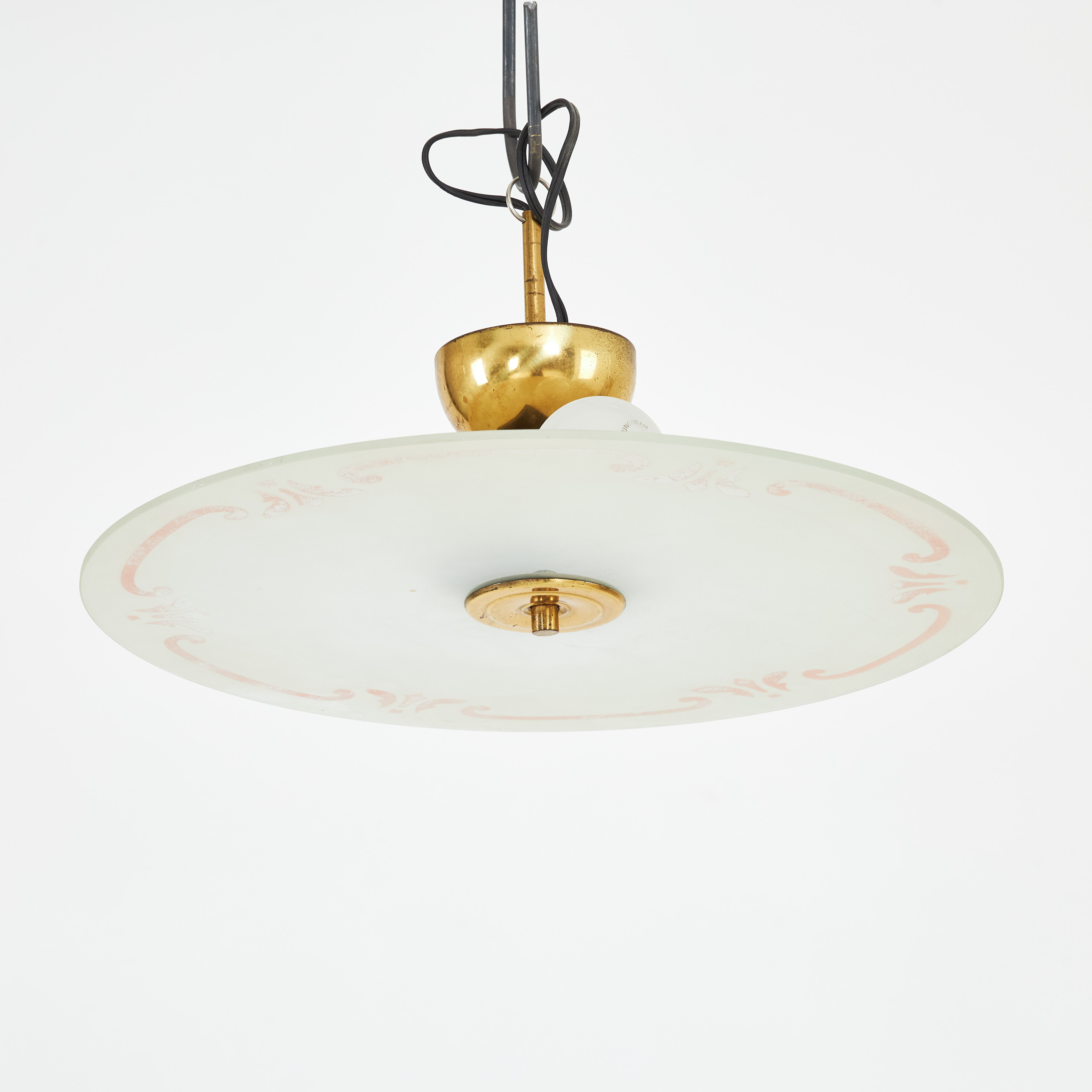 TAKPLAFOND. 1900-talets första hälft, mässing, 2 ljuspunkter, skärm i frostat glas med målad dekor.