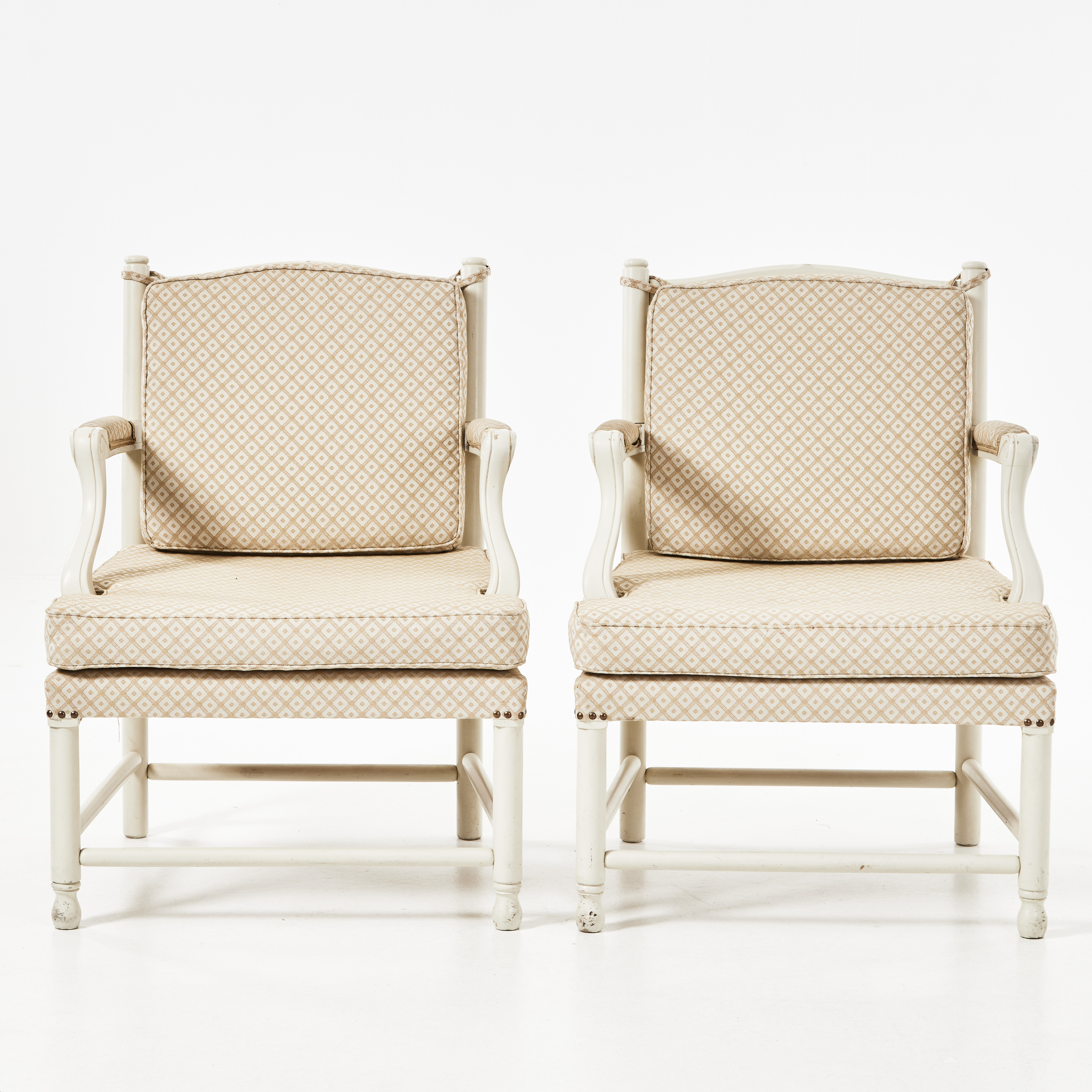 GRIPSHOLMSFÅTÖLJER, 1 par, bemålade i vitt, beige tygklädsel, 1900-tal.