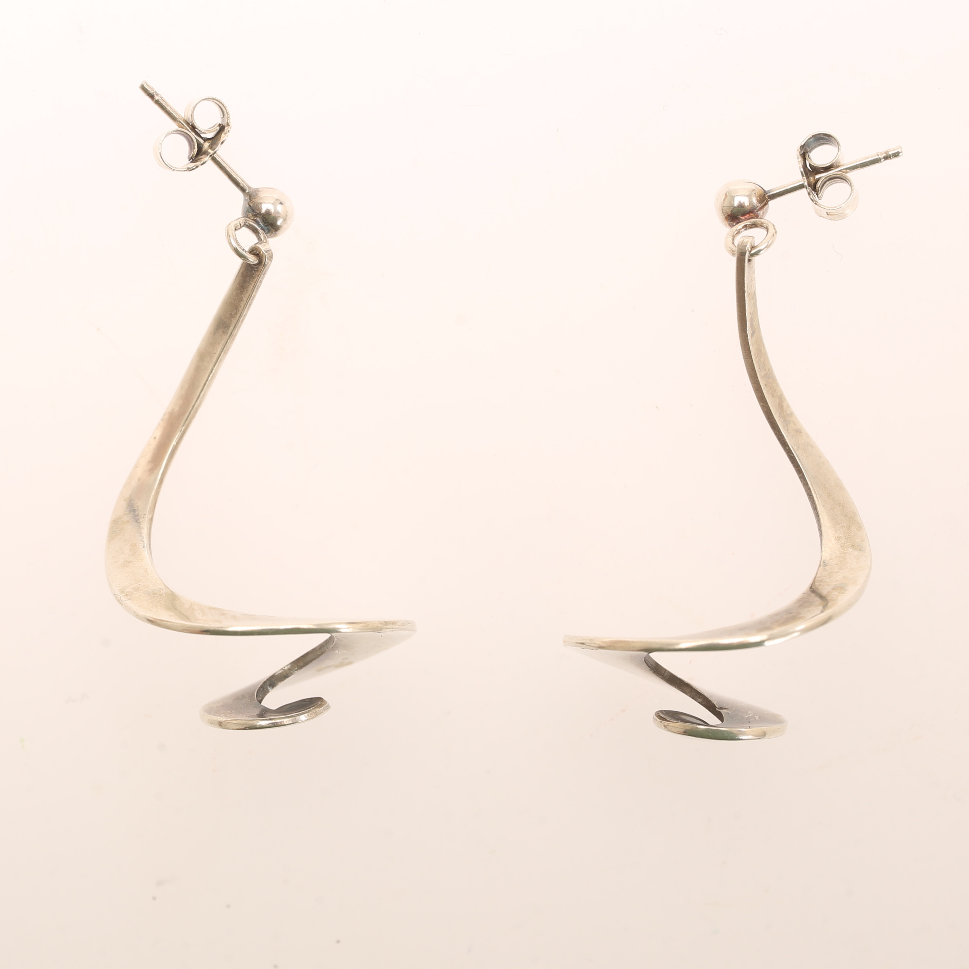 VIVIANNA TORUN BÜLOW-HÜBE. Örhängen, ett par, stelingsilver, för Georg Jensen Danmark.