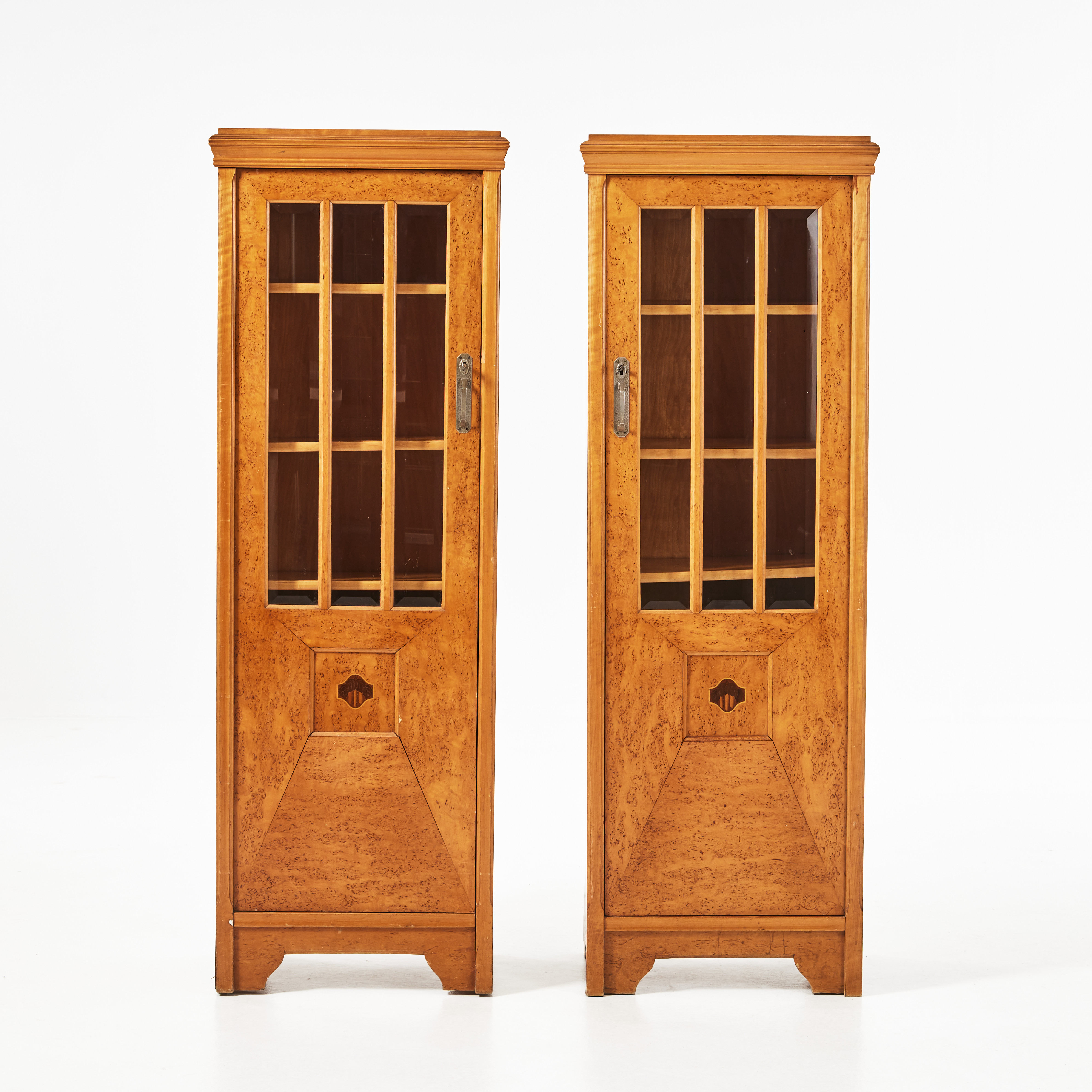 VITRINSKÅP, 1 par, jugend, 1900-talets början, fanerade i björk och masurbjörk, dörrarna med intarsia i form av björklöv, facettslipade glas.