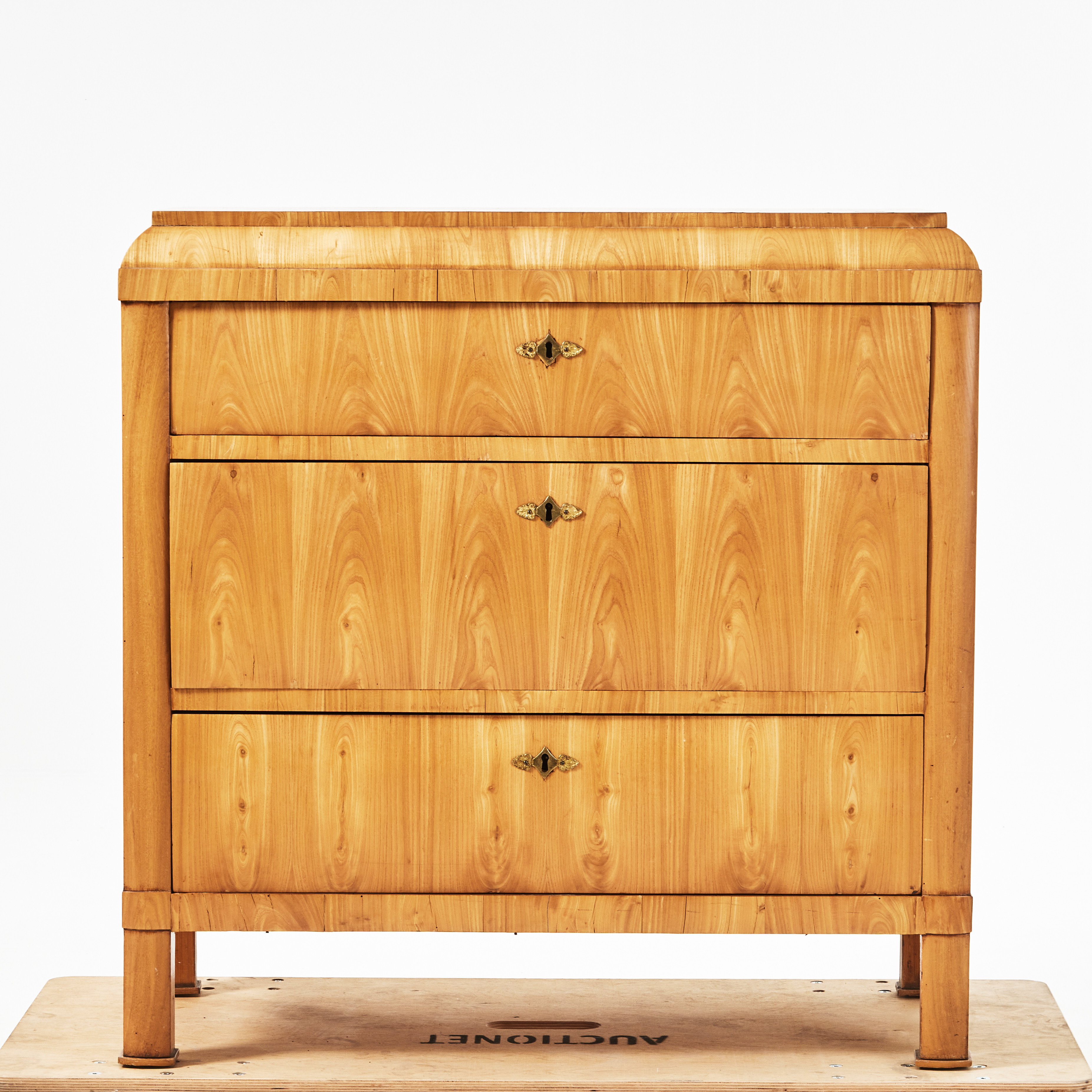 BYRÅ, 1800-talets mitt, tre lådor, nyckelskylar i mässing.