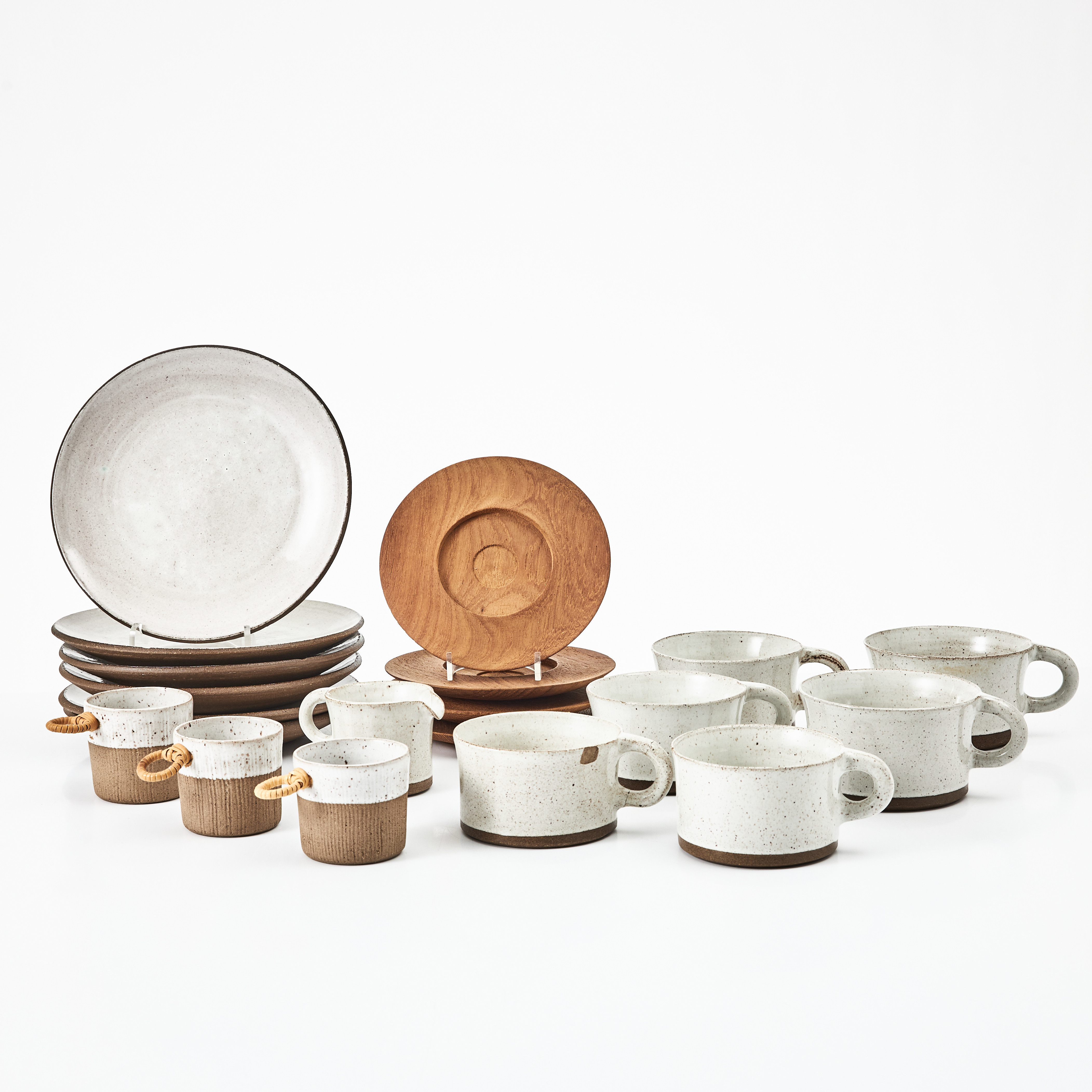 KAFFEKOPPAR, 4 st., TEKOPPAR, 2 st., GLÖGGMUGGAR, 3 st, GRÄDDSNIPA, FAT, 6 st., glaserat stengods, design Sture G Ohlsson, Tallhöjden , Simlångsdalen/Selsbo (olika märkningar), FAT, 4 st., trä.