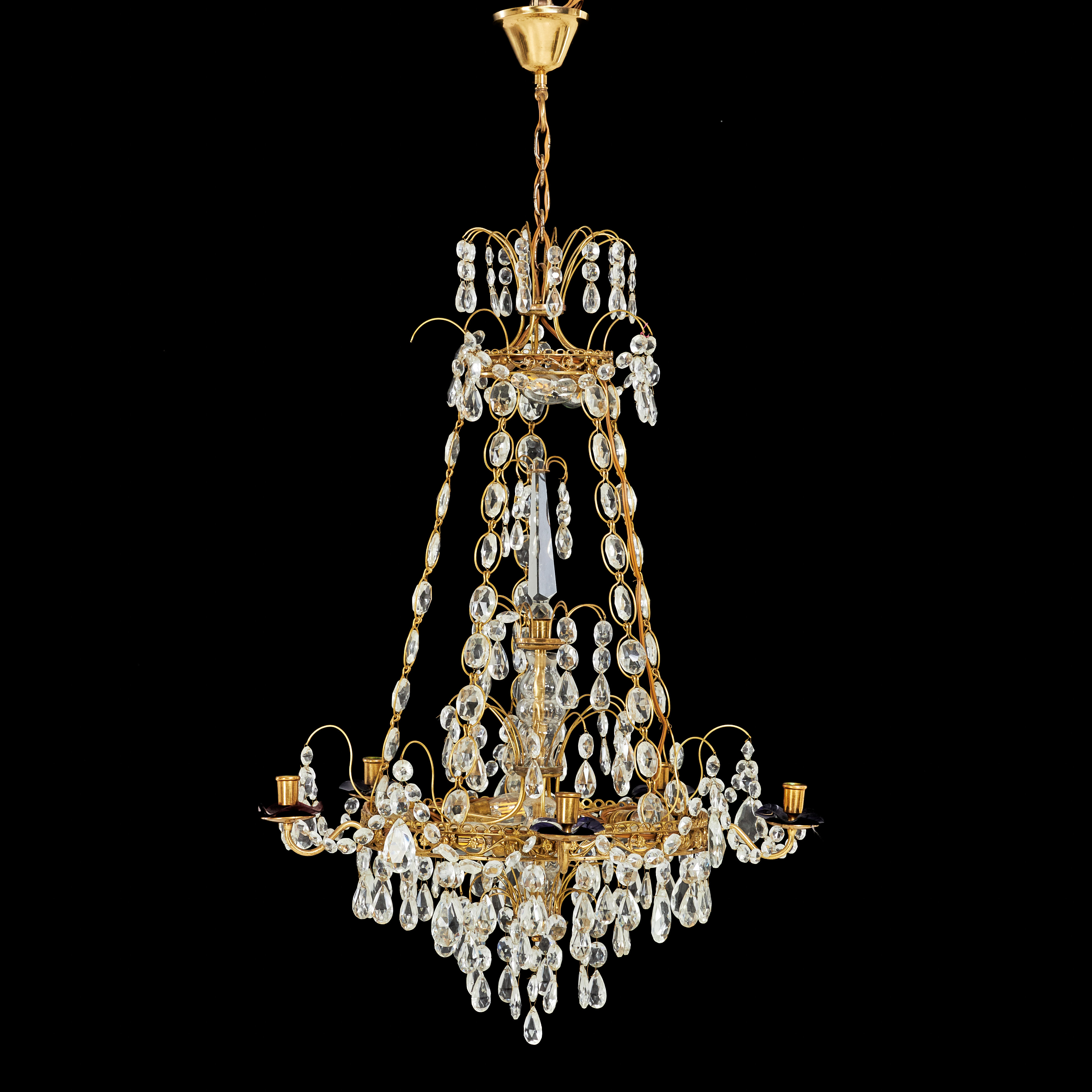 LJUSKRONA. Stomme i mässing, behängd med prismor, 5 ljusarmar, 7 ljuspunkter.